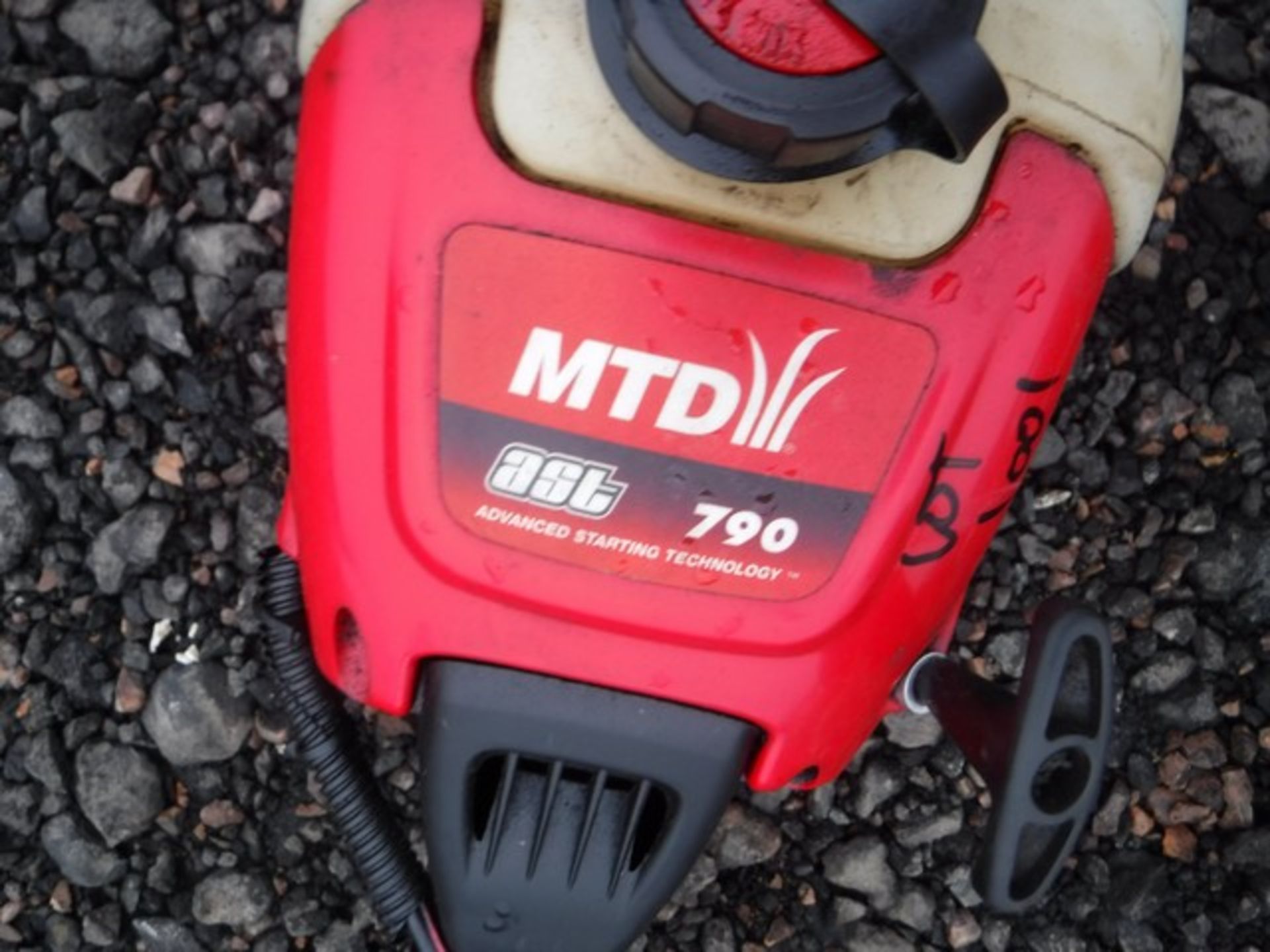 MTD DOUBLE HANDED STRIMMER x2 - Image 4 of 7