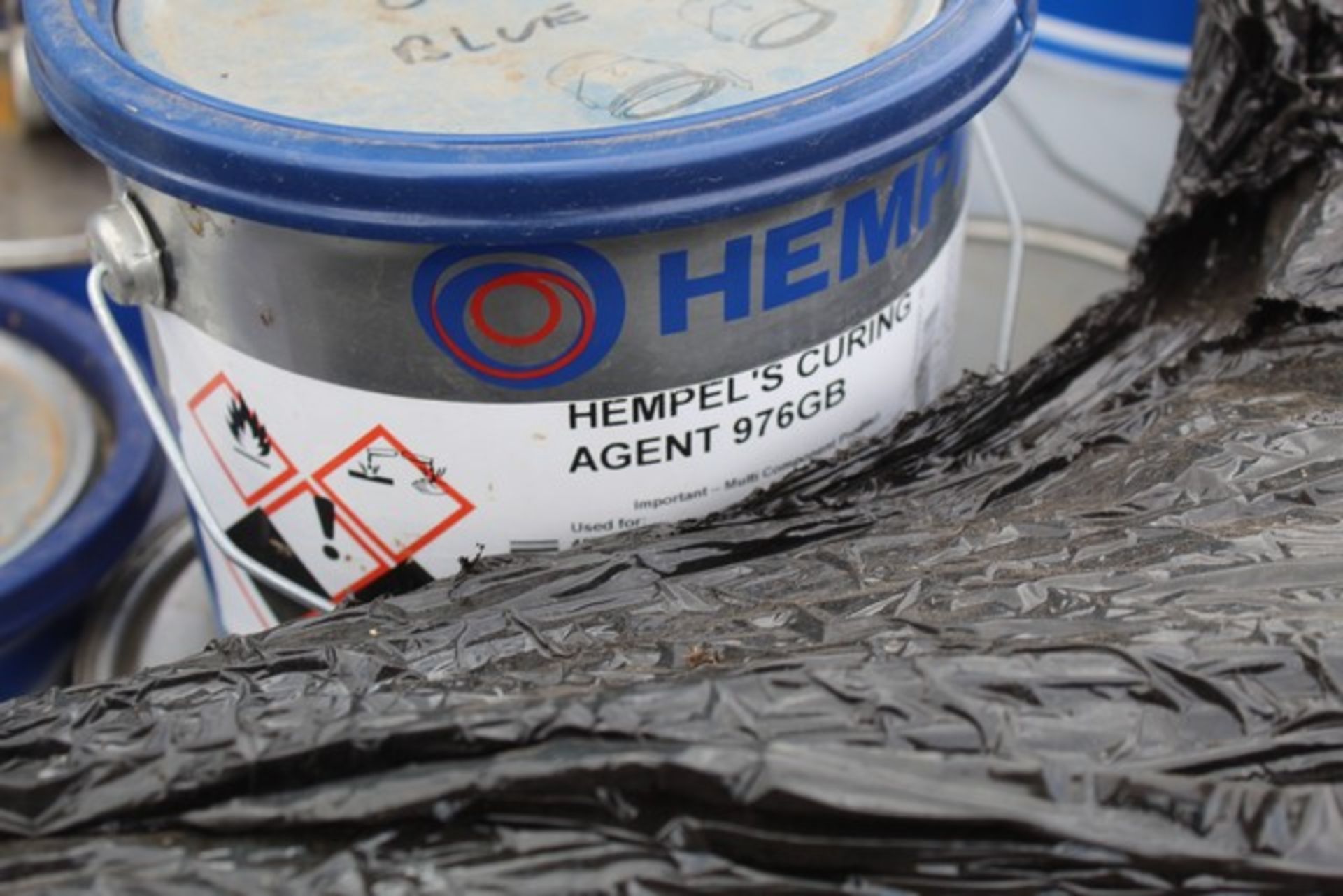 Mixed pallet of Sherwin Williams macropoxy M262 epoxy finish, Hempel curing agent 976GB, Hempadur un - Image 3 of 4