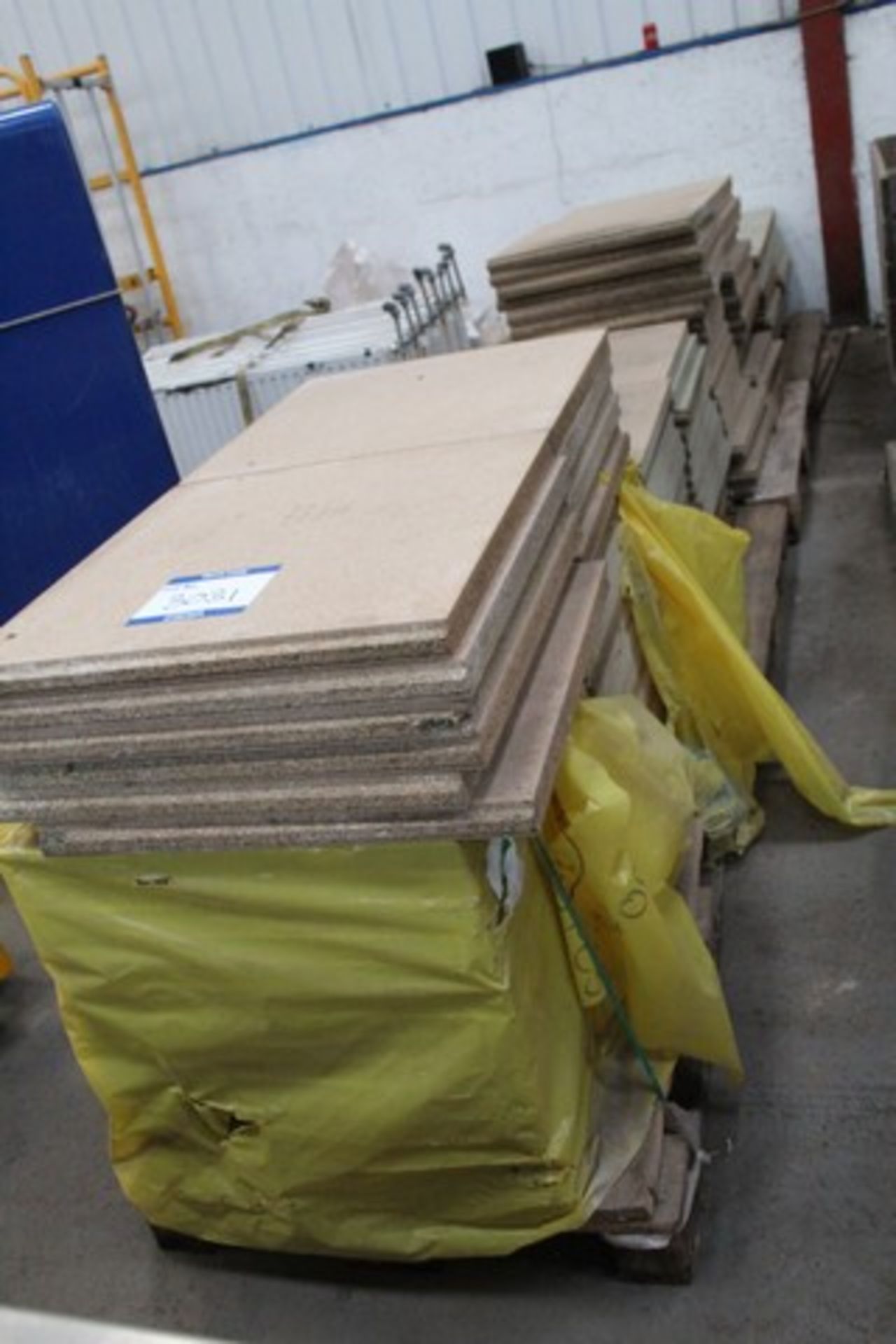 CHIPBOARD FLOORING 60x60cm - APPROX 135 - Image 2 of 2