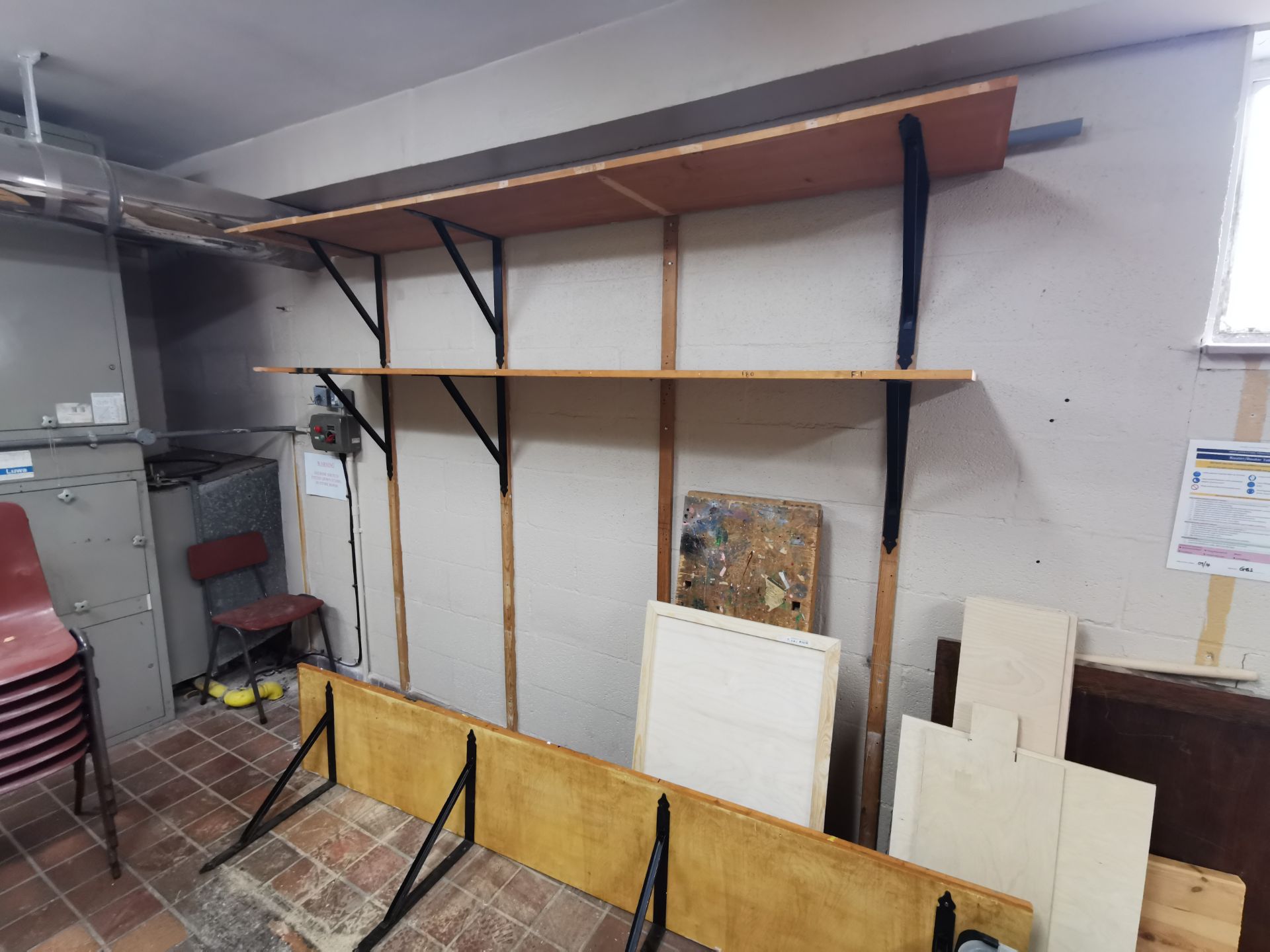 4x Wooden shelves & asorted wood