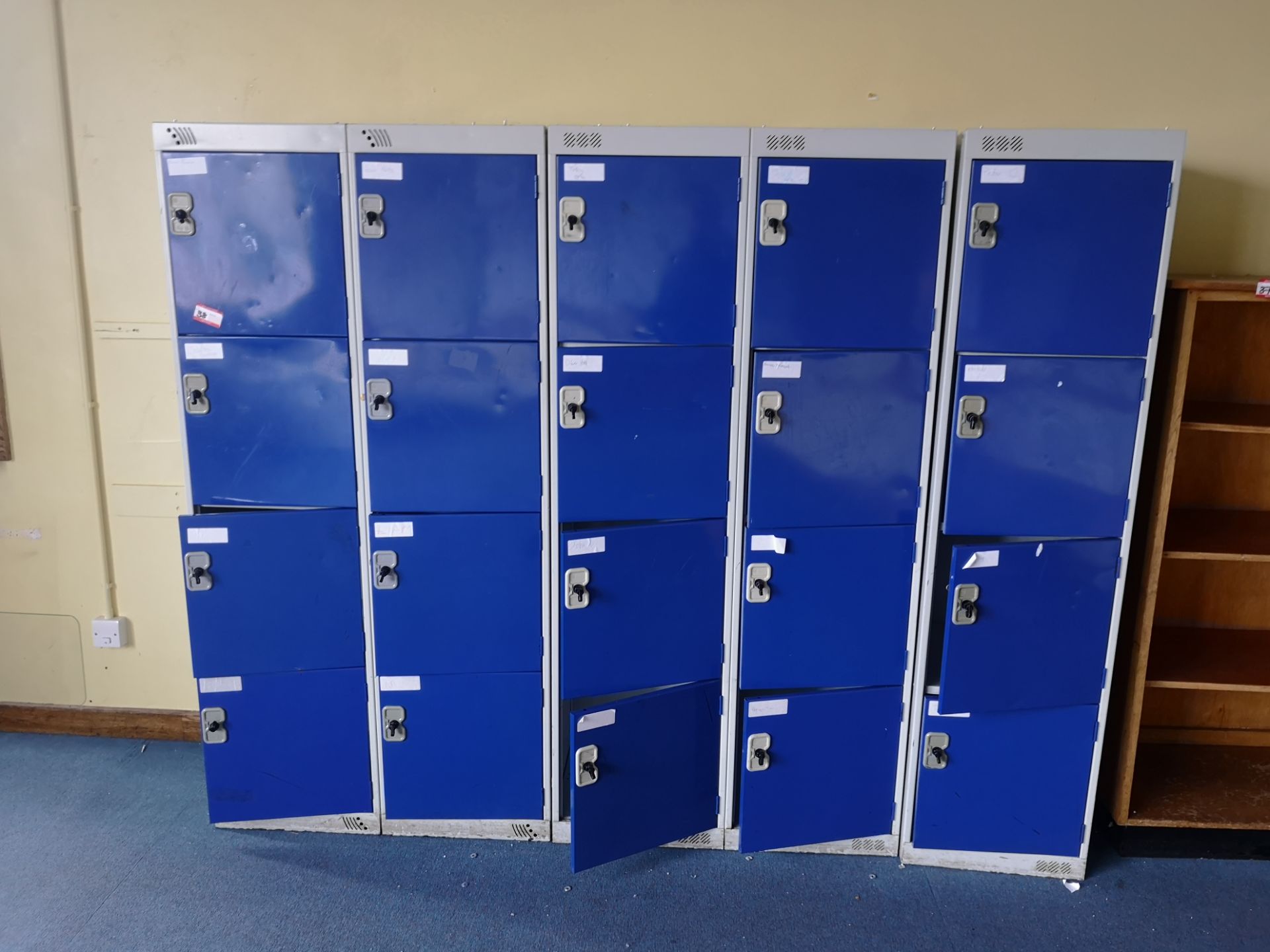 bank of 5 4 door lockers