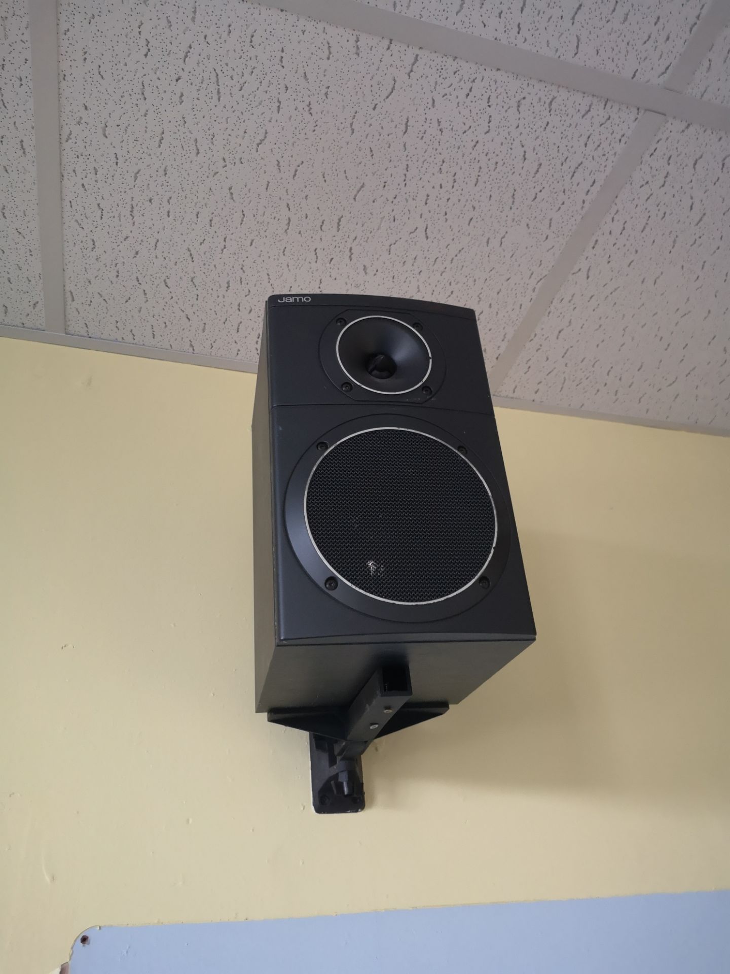 Jamo compack 700 pair of speakers with wall mounts - Image 2 of 2