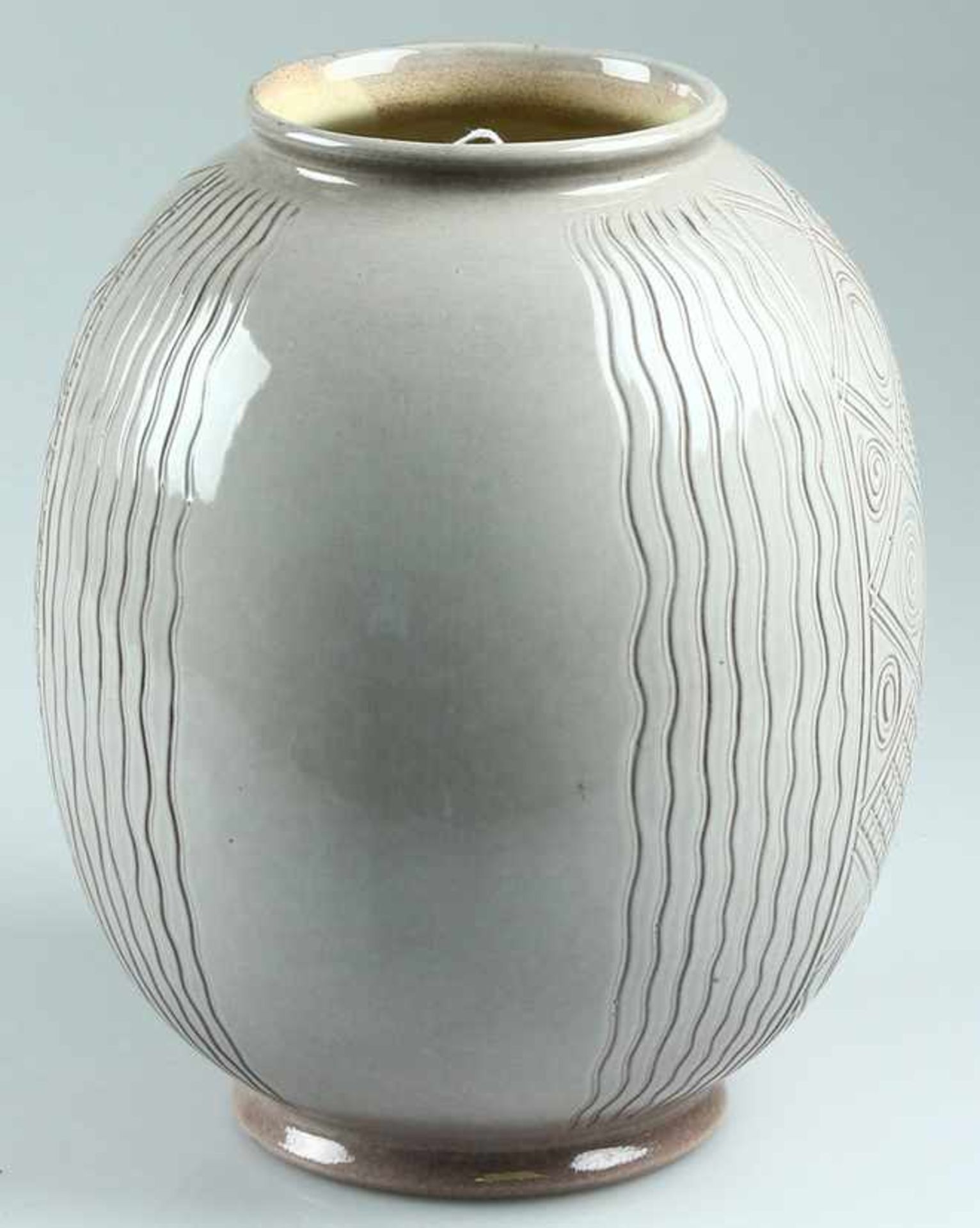 Grijsbruine aardewerk vaas met omgeslagen rand en gegraveerd lijnen- ruiten- en cirkeldecor,