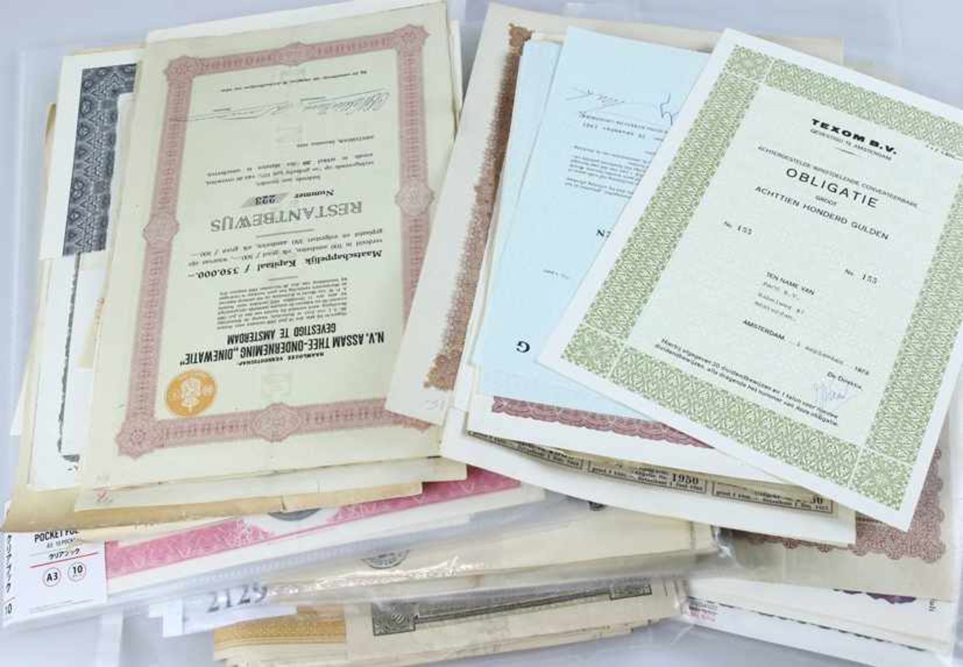An interesting and mixed lot old bonds and shares with many hundreds of pieces 'world', please