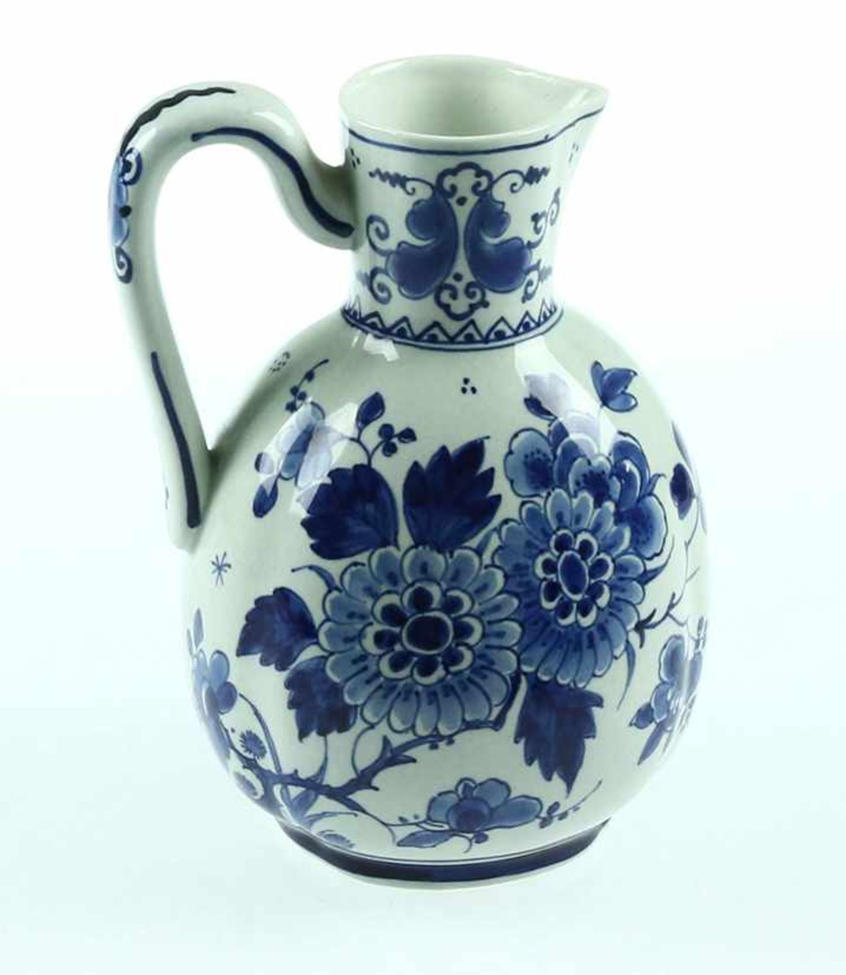 Porseleinen kan met blauw-wit floraal decor, De Porceleyne Fles, Delft -H. 18,5 cm-