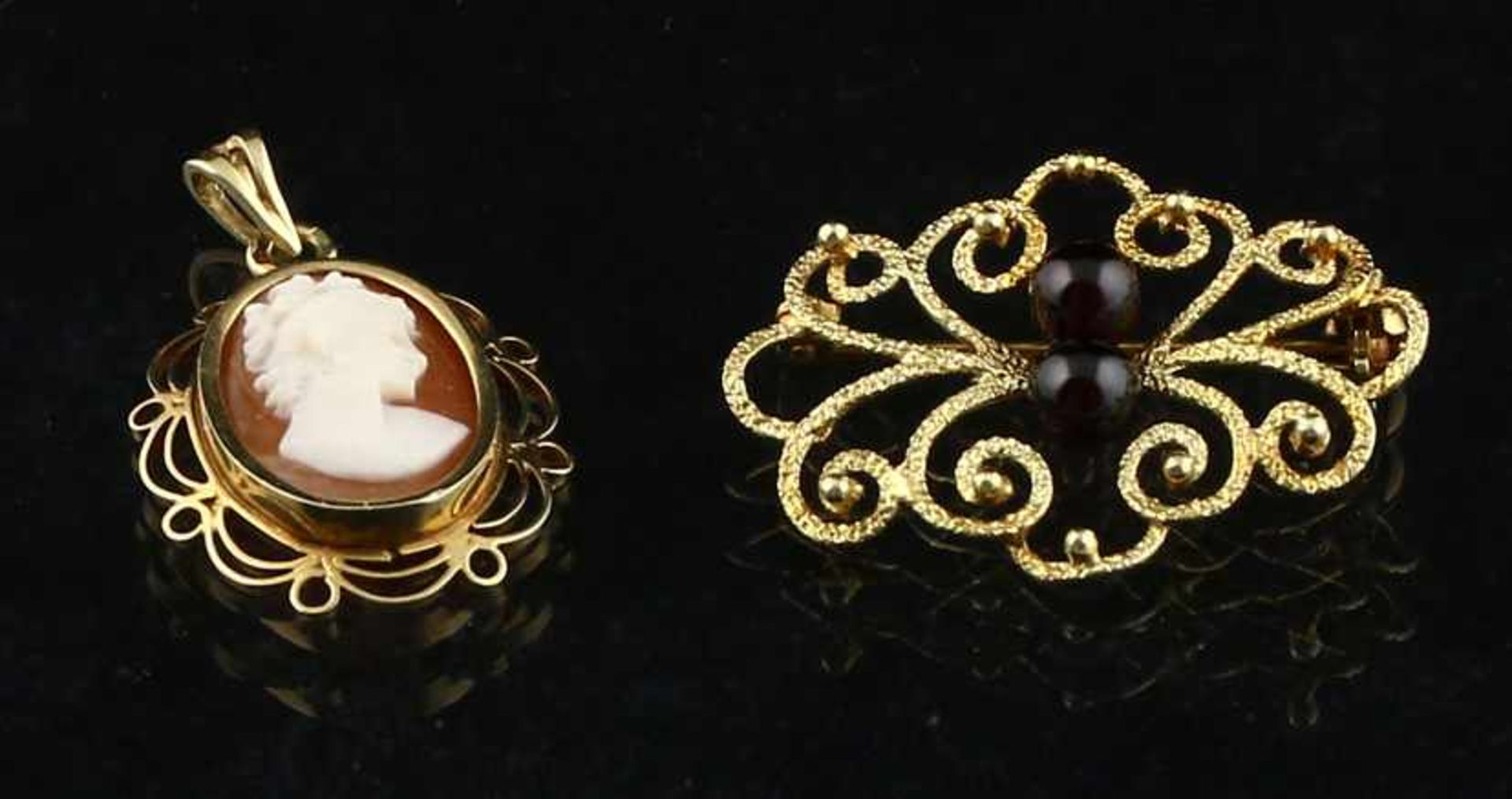 14k yellow gold open-worked brooch, set with two garnet beads - 22 x 30 mm - and a pendant set