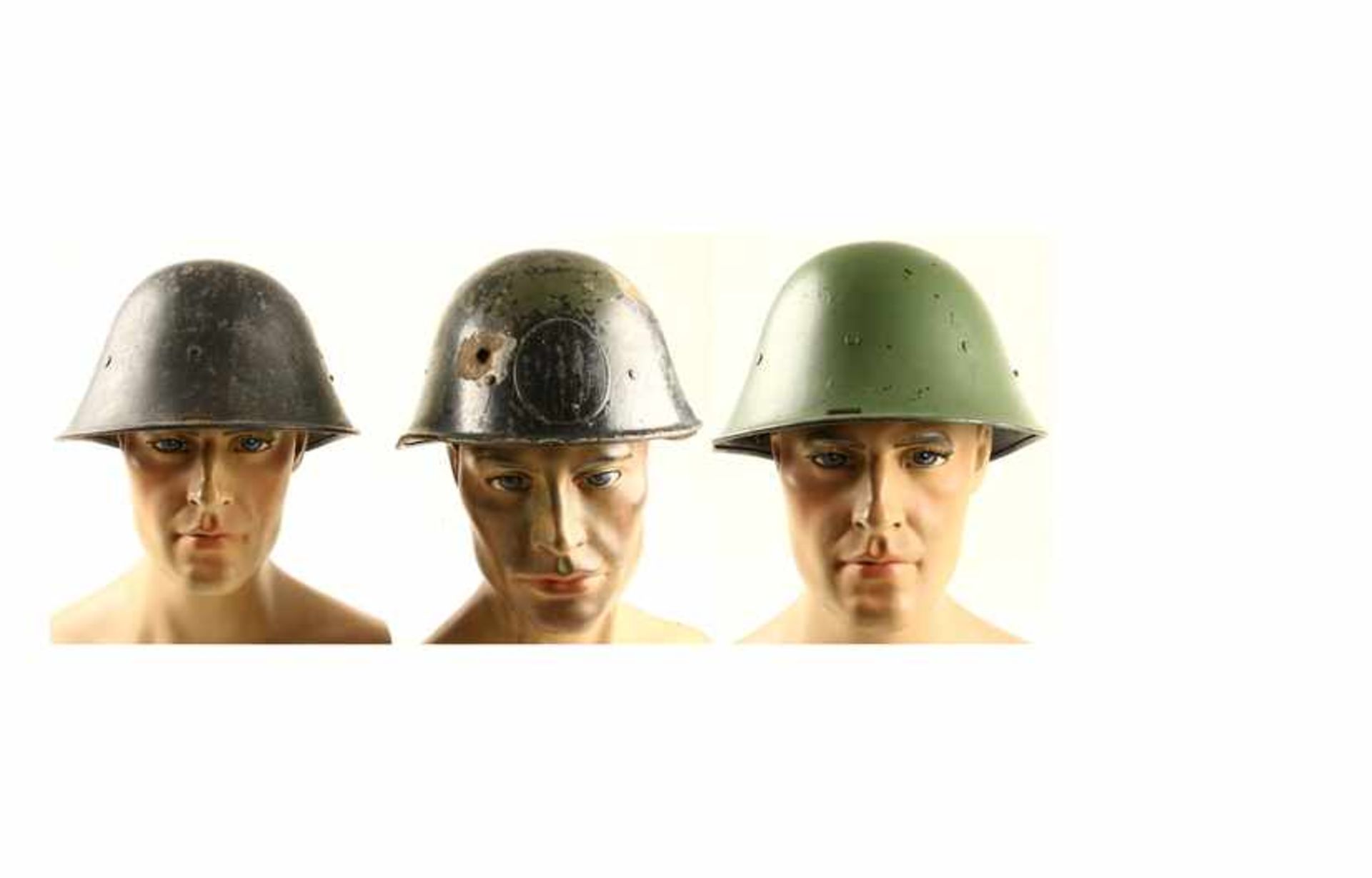 Nederland / Netherlands - Lot van drie M27 helmen, buitenzijdes overgeschilderd, diverse