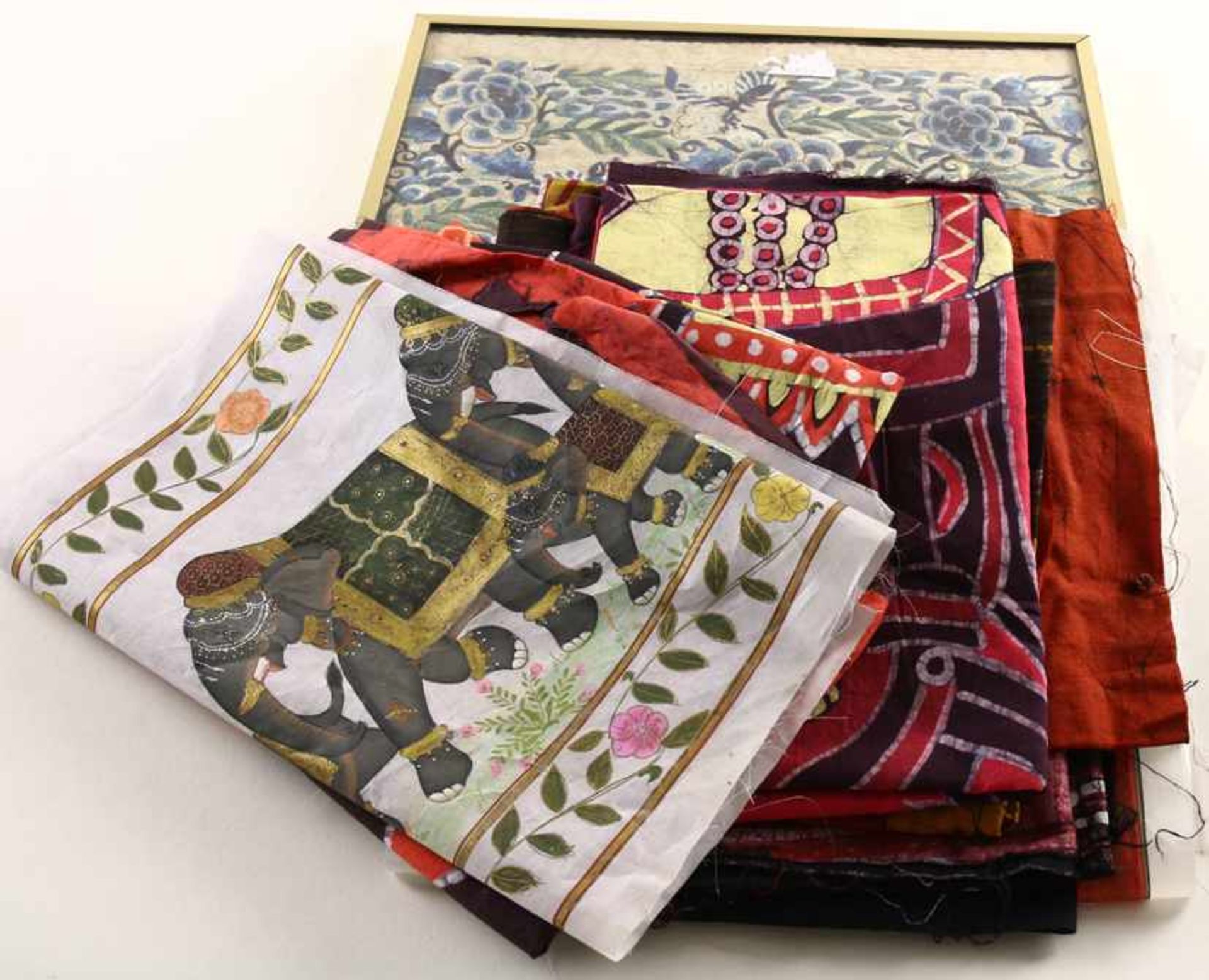 Ingelijst Chinees zijdeborduursel met bloemdecor, 19e eeuw, stukken gebatikte stof en Indiase