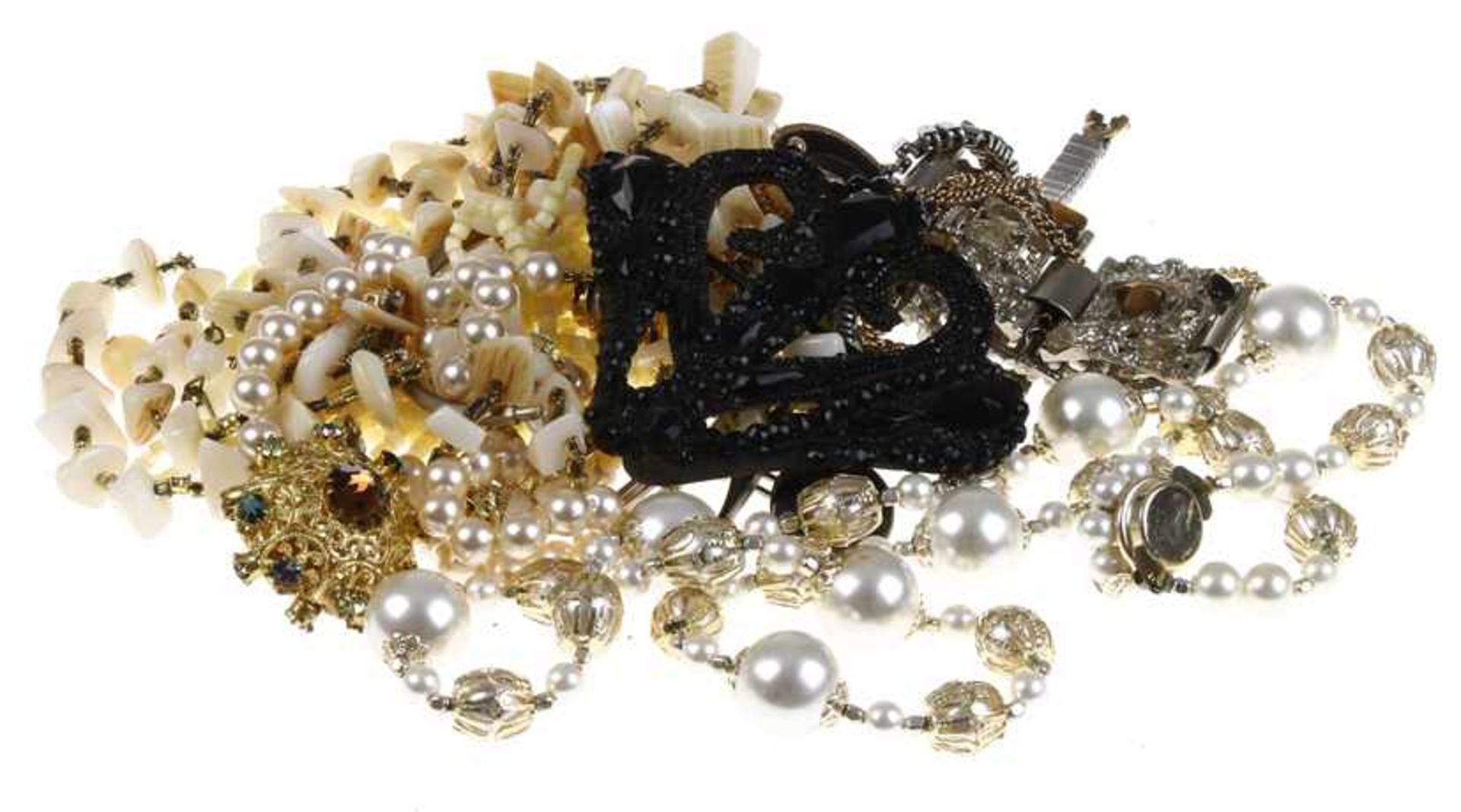 Diverse bijouterieën, waaronder colliers, armbanden en een ruime collectie manchetknopen