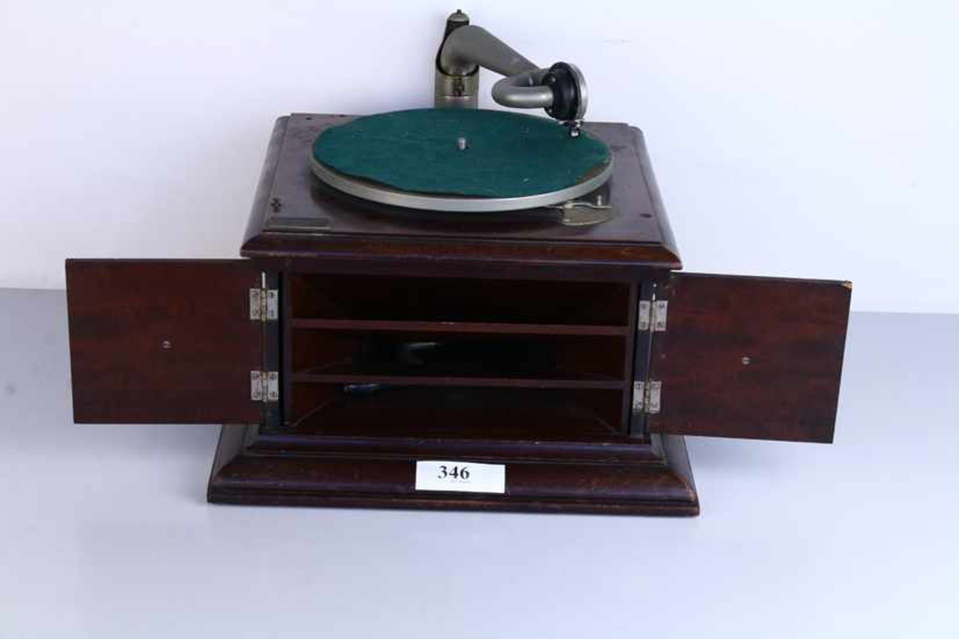 Grammofoon, HMV Nummer 3 - Mahoniehouten tafelmodel zonder deksel met handgrepen; verkocht door