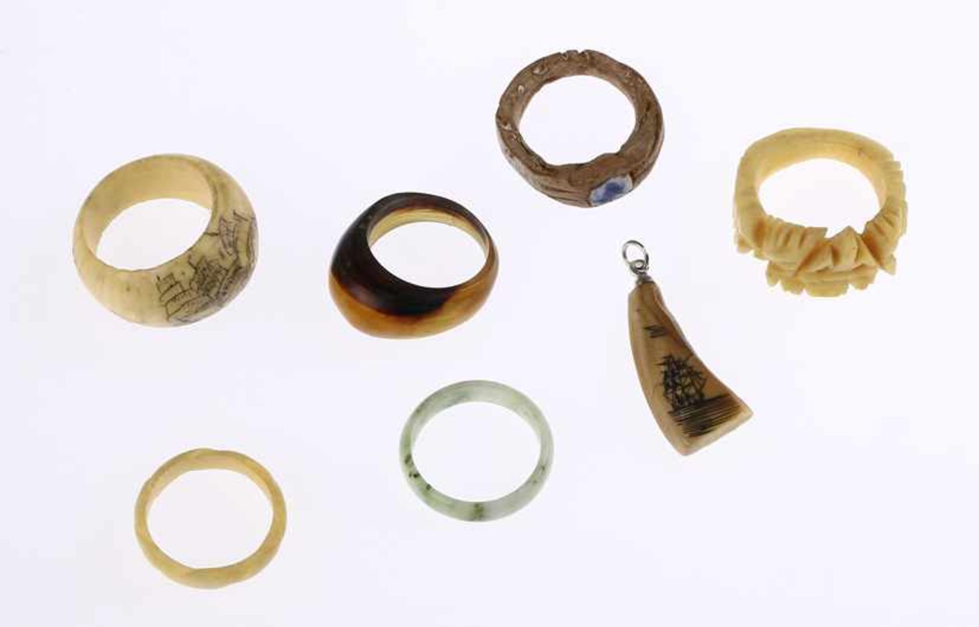 Zes ringen en hanger, alle gemaakt van natuurlijke materialen of mineraal, waaronder been (twee