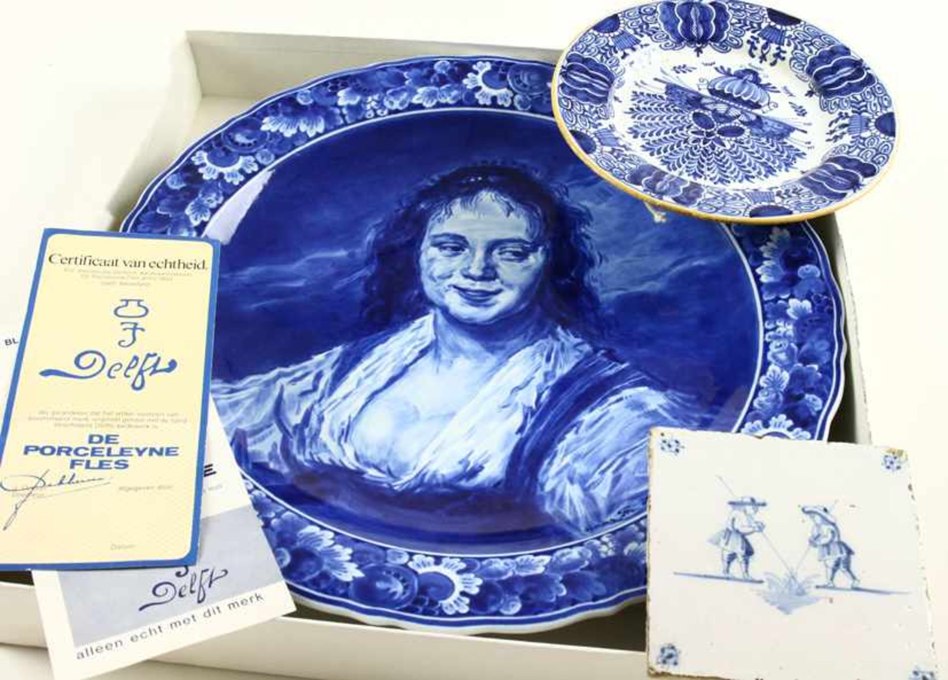 Groot formaat porseleinen wandbord met blauw-wit decor naar het zigeunermeisje van Frans Hals, De