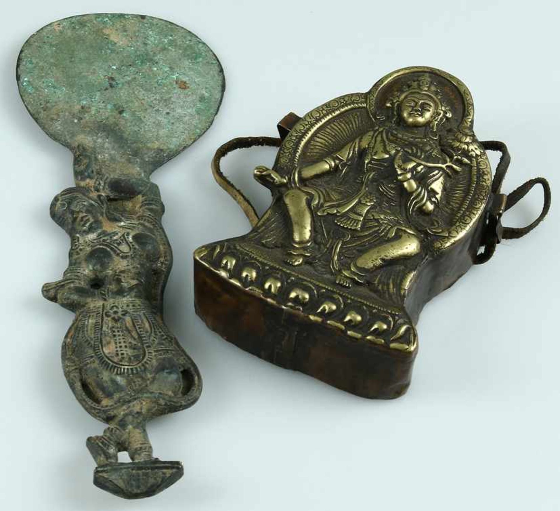 Bronzen handspiegel met greep in de vorm van een vrouwenfiguur -L. 25,5 cm-, India, 20e eeuw en