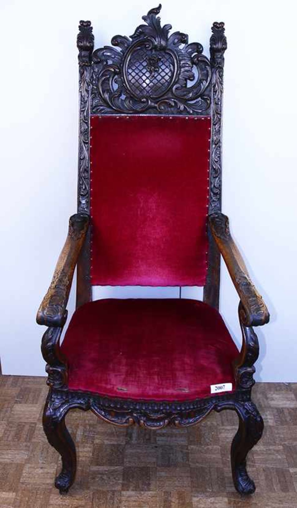 Groot formaat gestoken eiken zetel met Louis Quinze ornamenten en robijnrode velours bekleding,