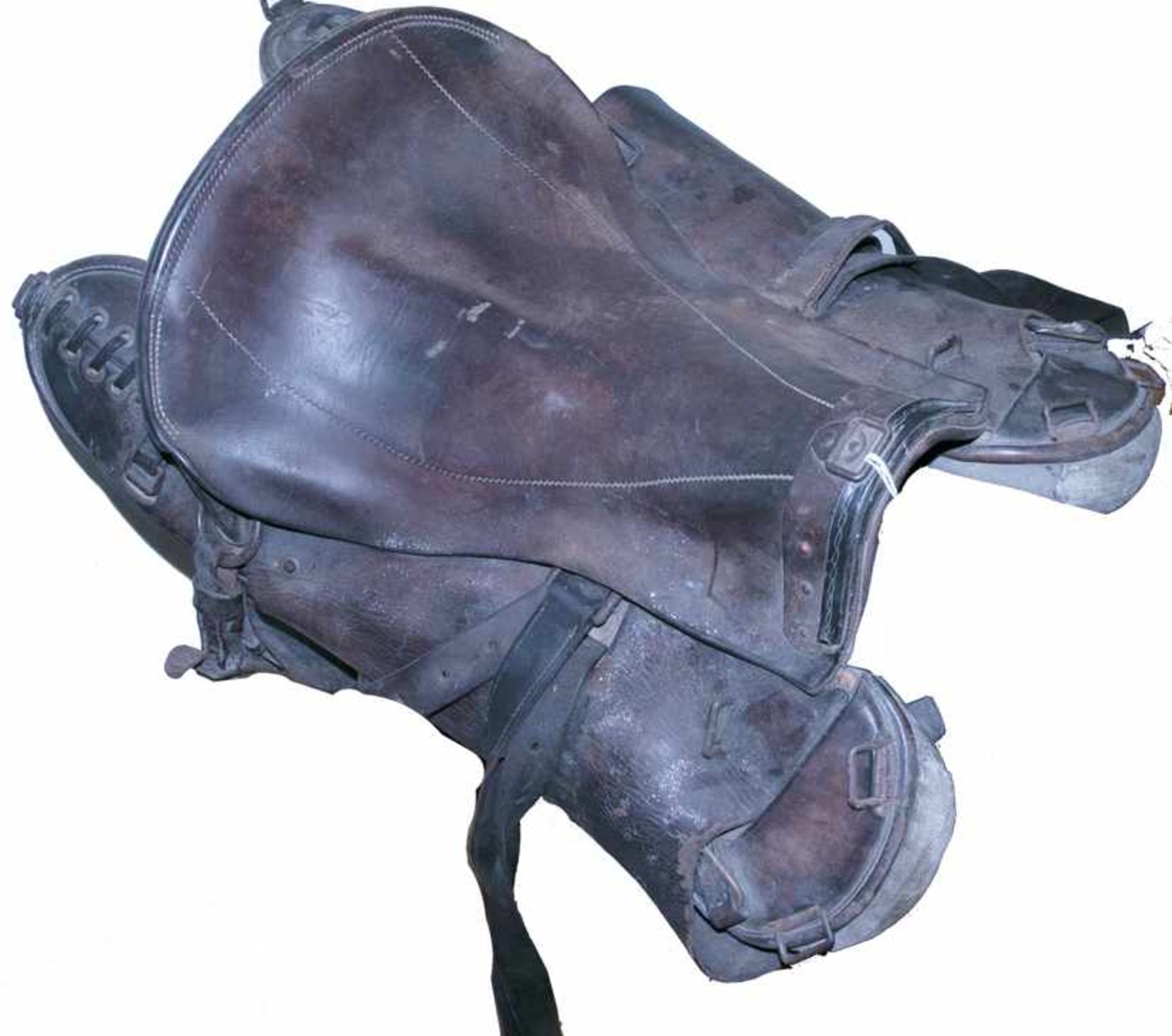 Frankrijk / France - Cavalry leather saddle, some small parts missing, leather a bit dried out