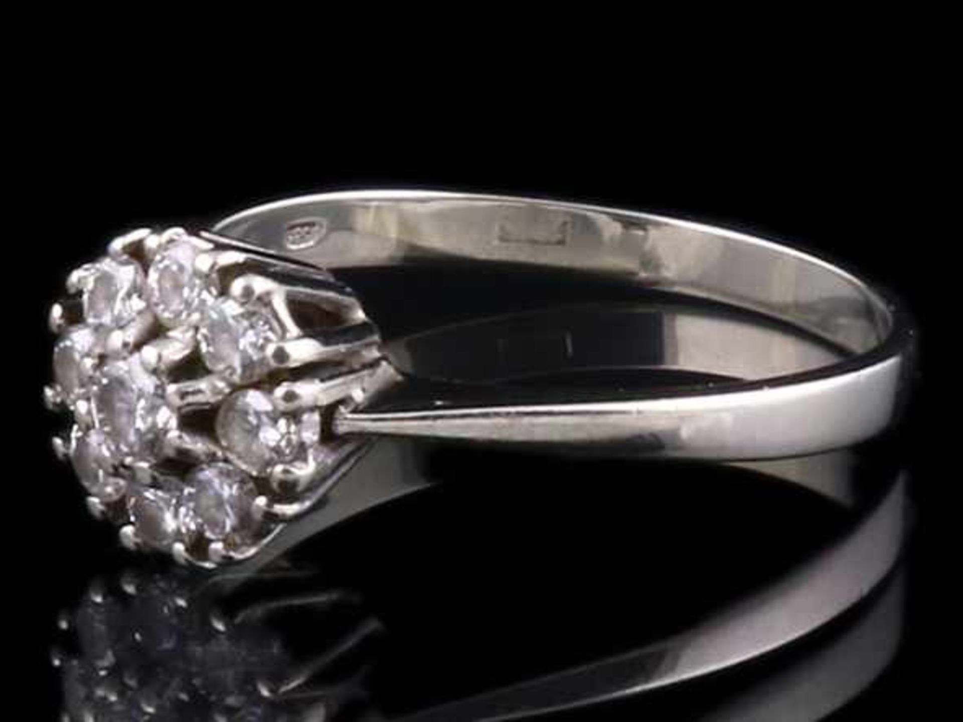 14k white gold cluster ring, set with nine brilliant-cut diamonds, combined circa 0.30 ct. - 52 mm -