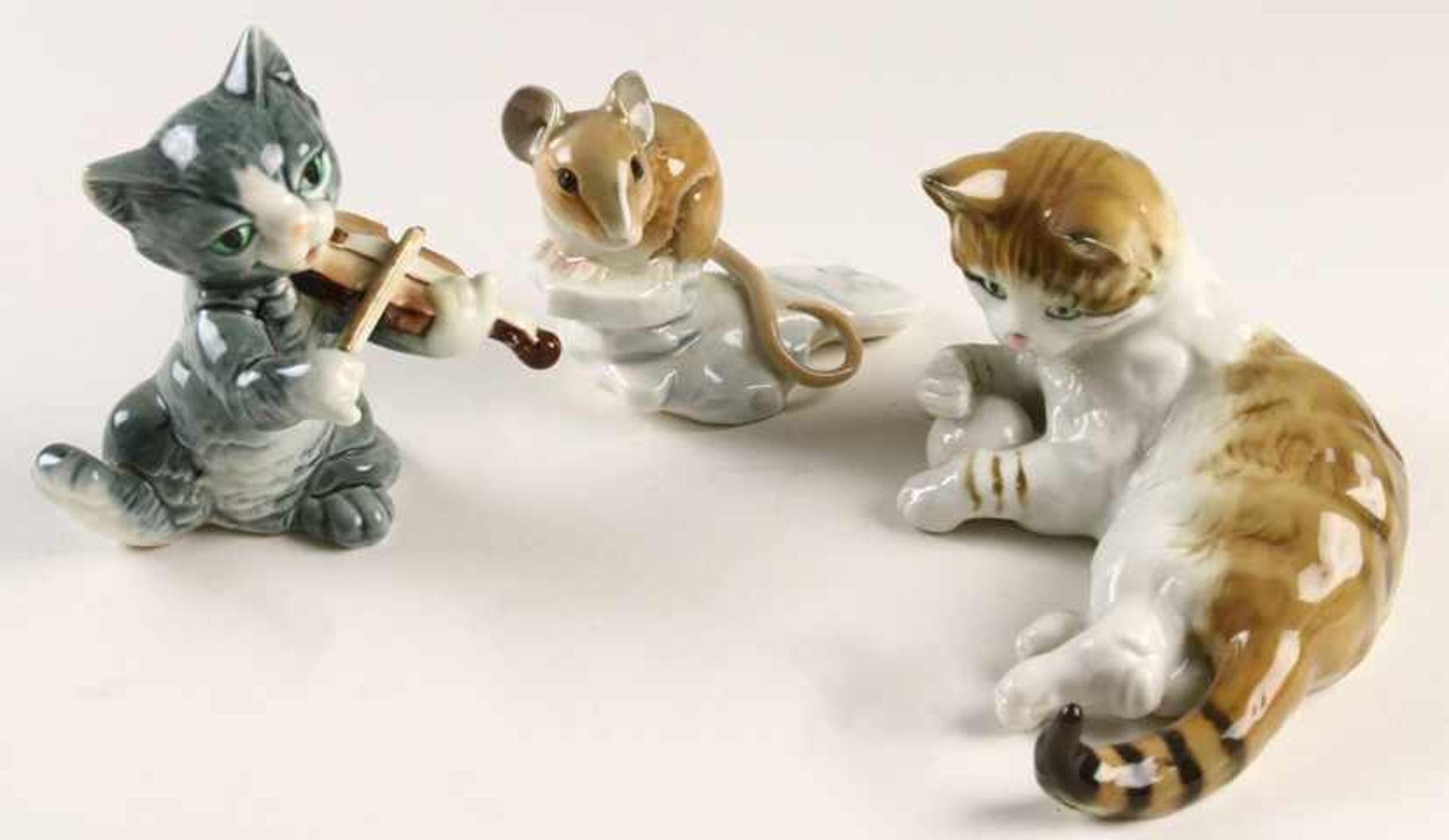 Drie polychrome porseleinen beeldjes: muis, katje met viool, Goebel, nr. 016, nr. 33/32 en kat met
