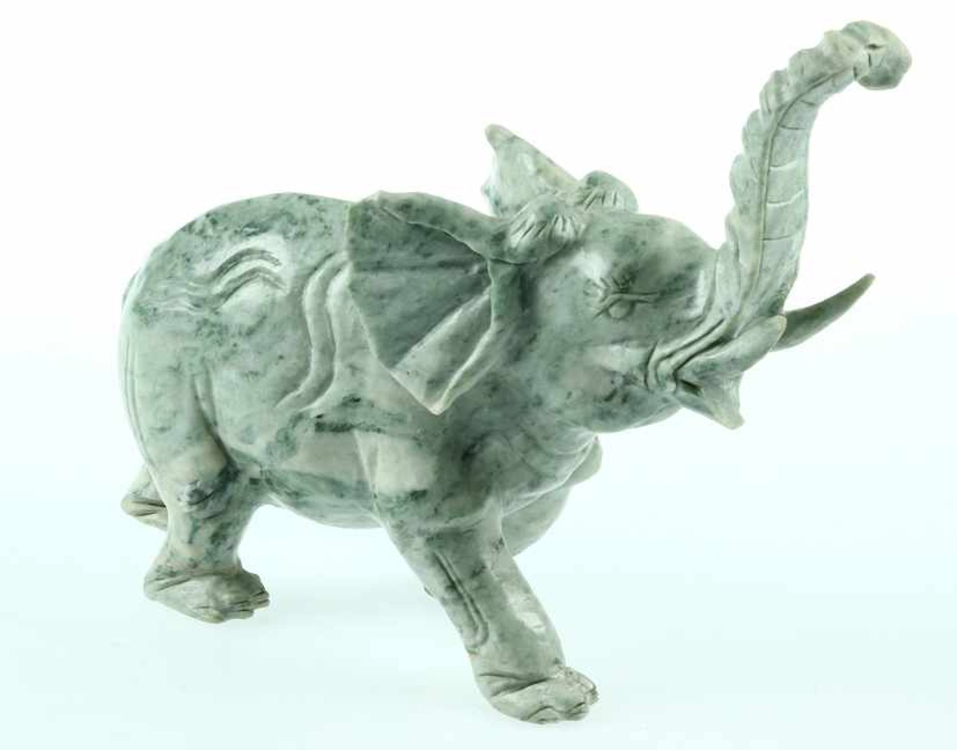 Chinees groen spekstenen snijstuk: olifant -H. 21 cm-