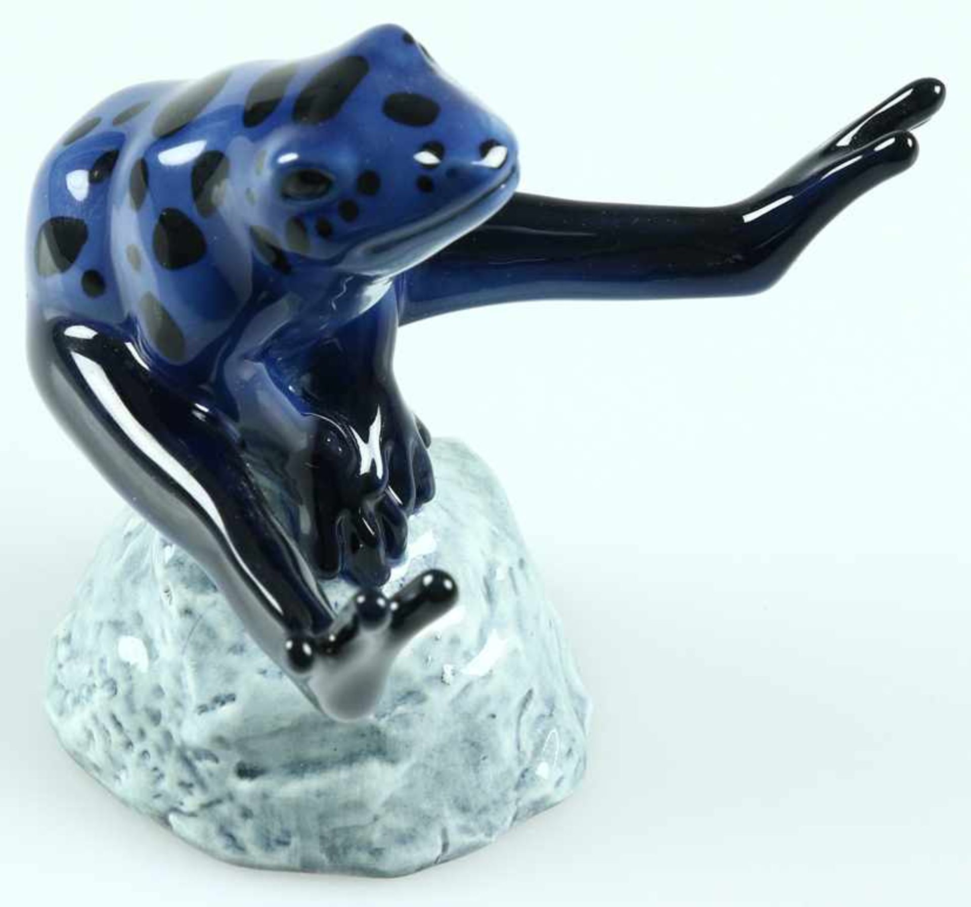 Polychroom porseleinen beeldje: bokspringende kikker uit de serie 'good luck frogs', ontwerp 2007,