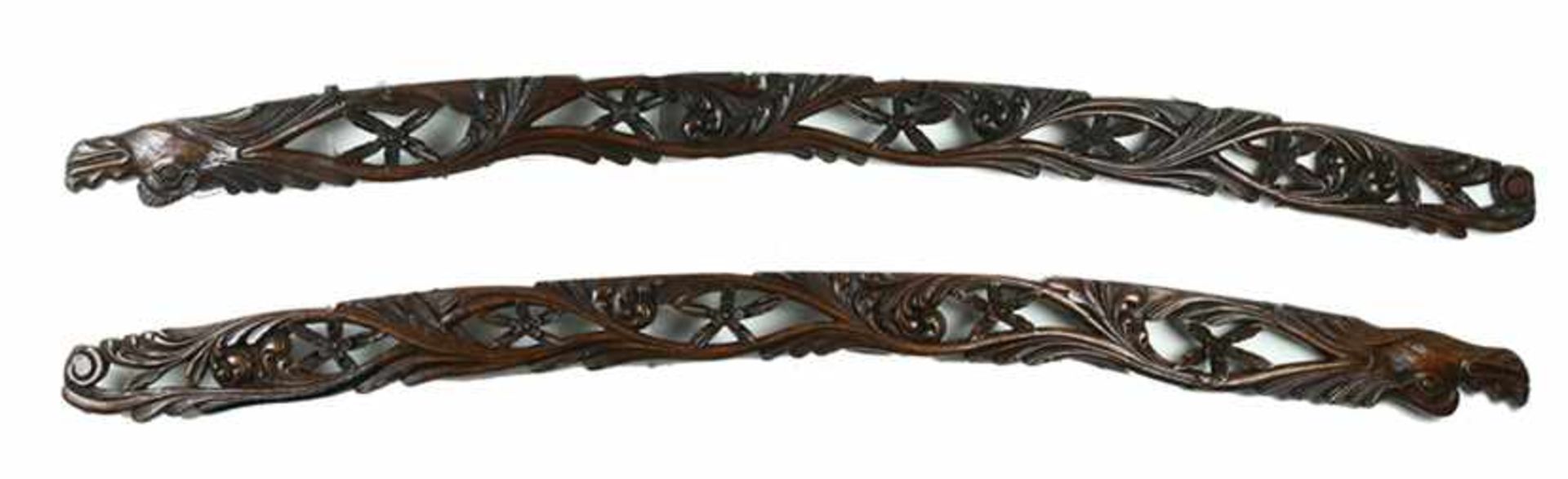 Twee gestoken houten steekleren van een boerenkar met floraal en zeepaardendecor -l. 171 cm-