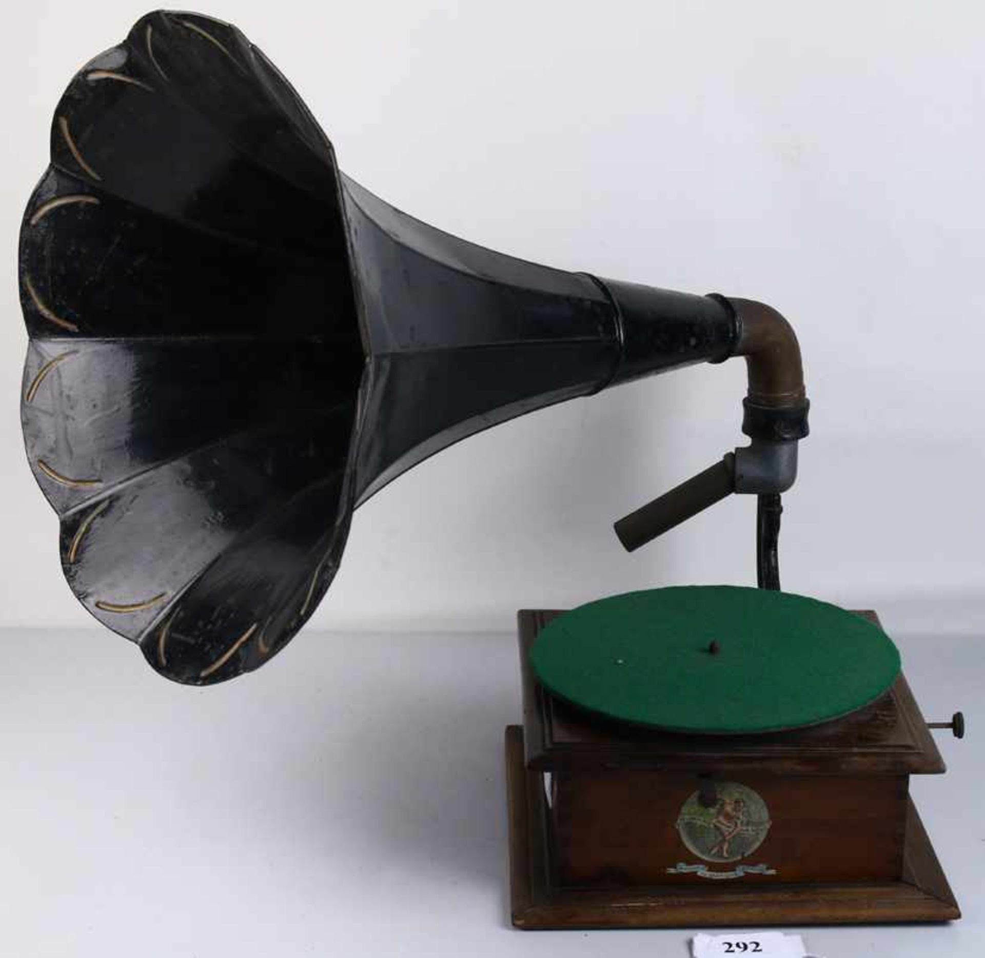 Hoorngrammofoon, Pathé Model F - Strakke houten kast met zwarte (losse) blikken hoorn (dm 40 cm);