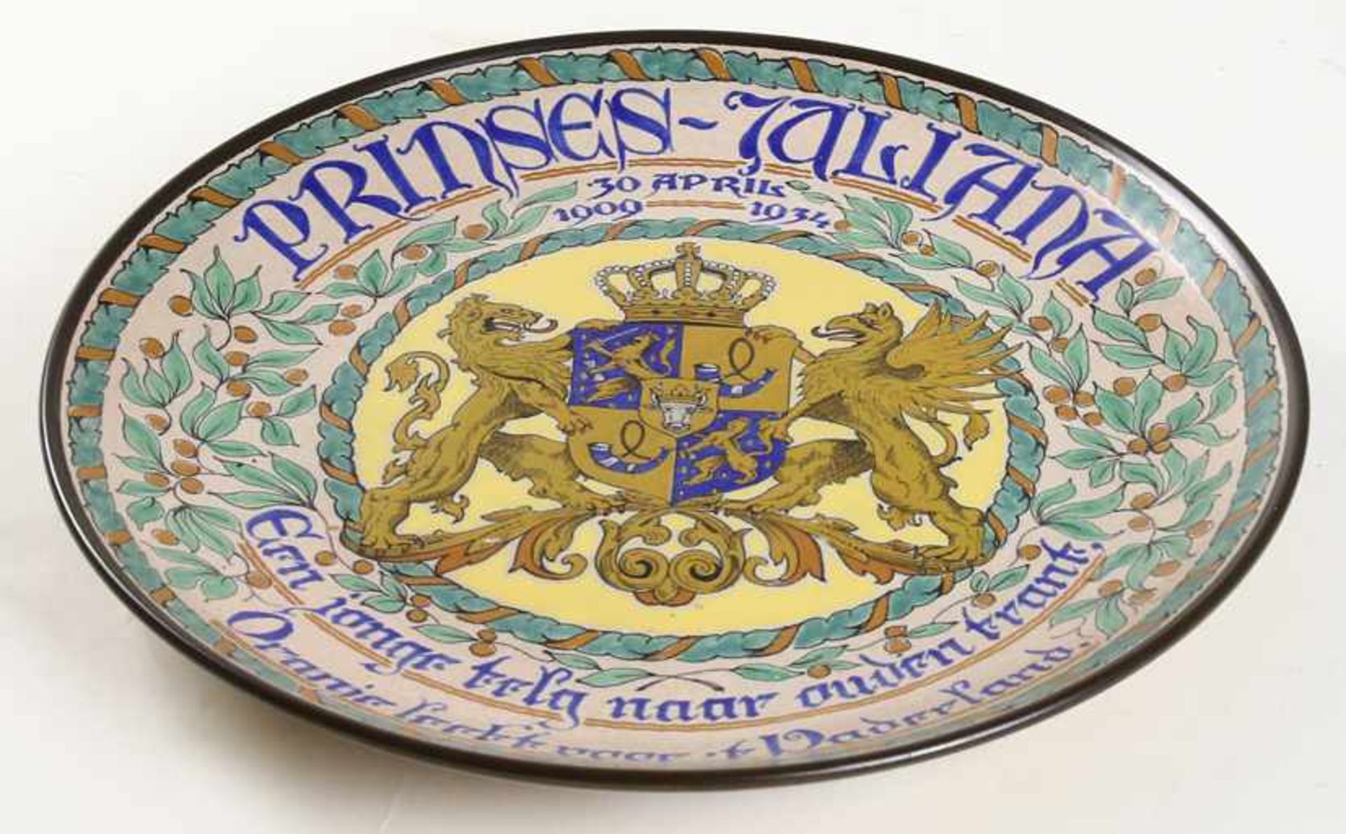 Plateel bord, uitgegeven ter gelegenheid van de 35e verjaardag van prinses Juliana, zgn. '