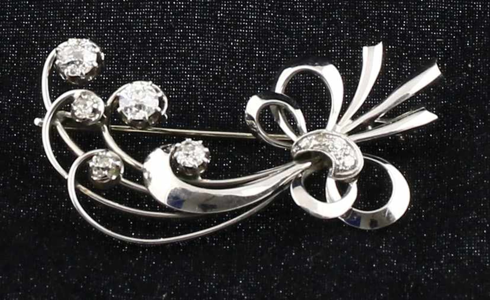 14k white gold brooch set with nine old-brilliant-cut diamonds, combined circa 0.60 ct. - 40 x 20 mm