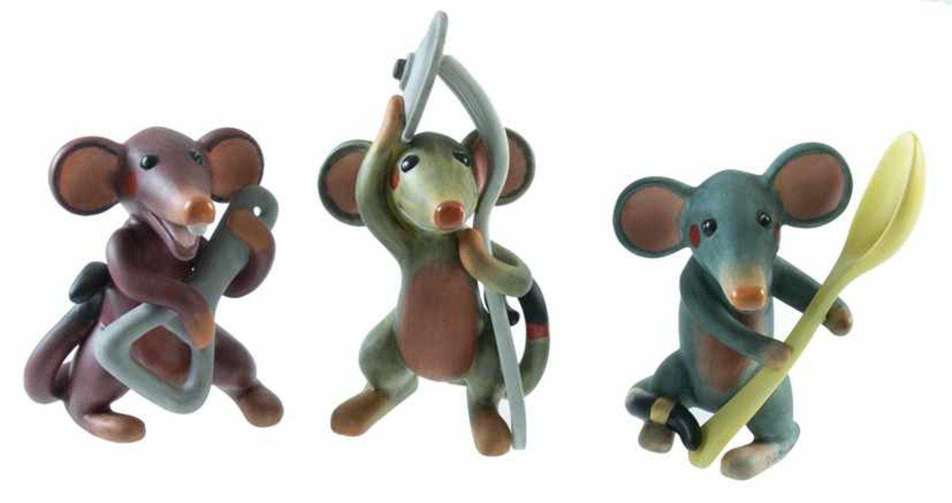 Drie polychrome biscuitporseleinen beeldjes van muizen met bestek: Beatrix, Bianca en Mini, ontwerp: