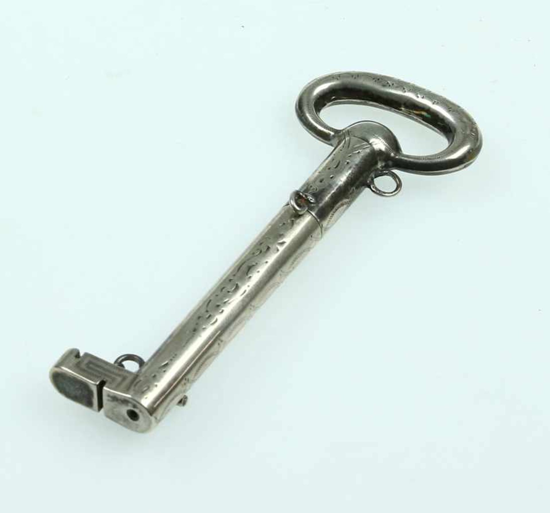 2e gehalte zilveren naaldenkoker in de vorm van een sleutel, met gravédecor, tweede helft 19e