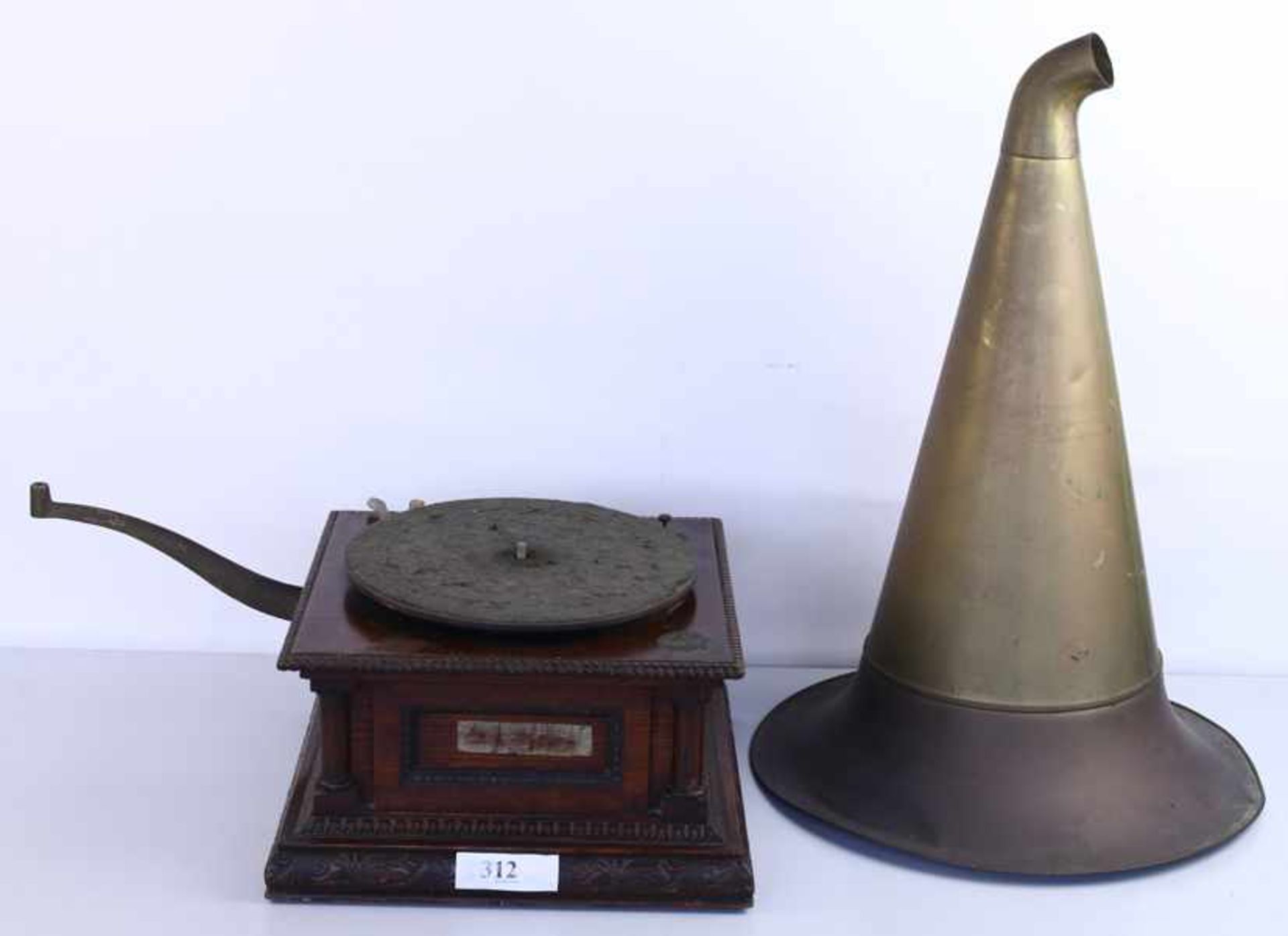 Hoorngrammofoon, Gramophone Company No 11 - Vroege hoorngrammofoon (dog-model) met rijk versierde