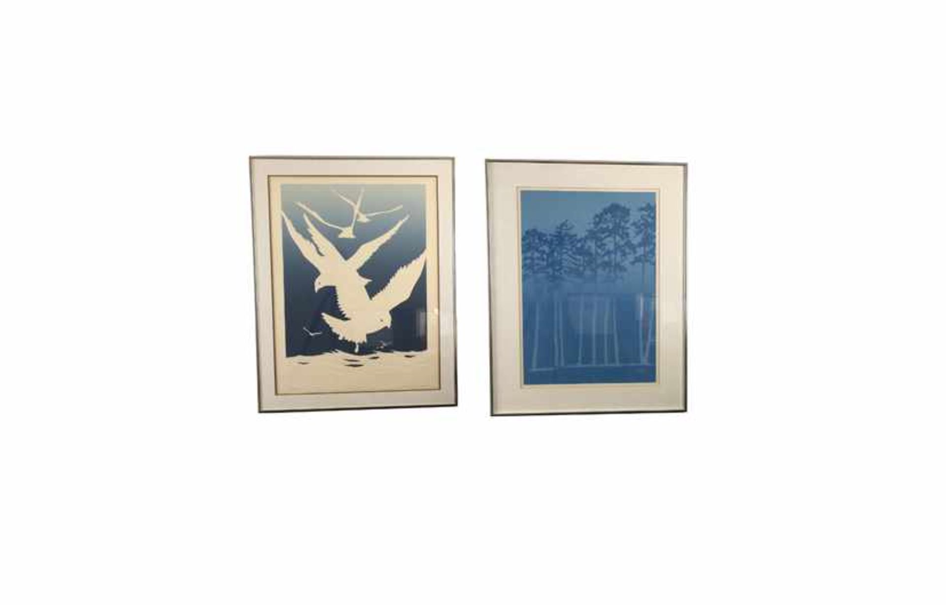 Zeefdruk: blauwe bomen, gesigneerd Kustme Nason -56 x 40 cm-, daarbij: 'White Wings', zeefdruk in