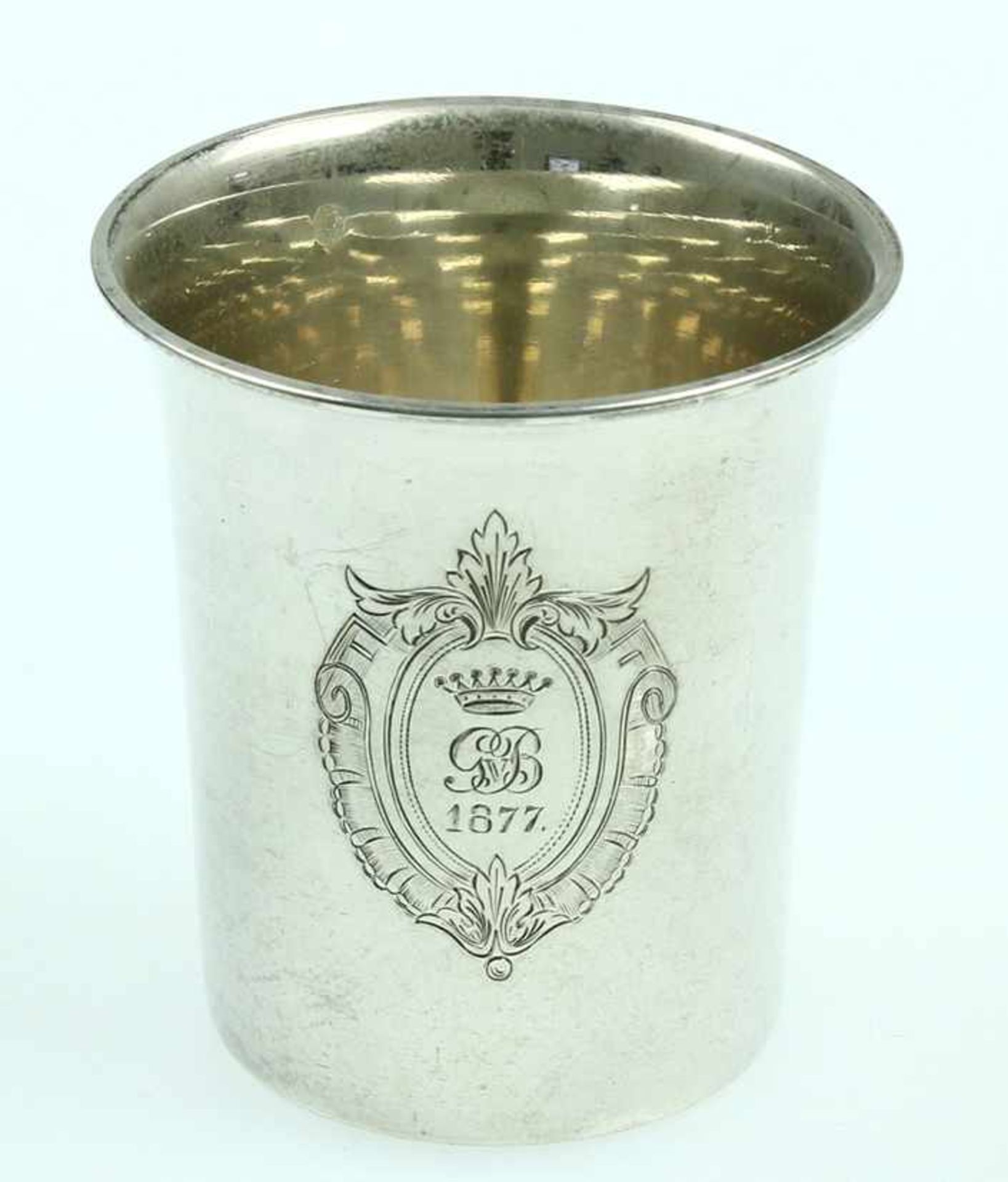 2e gehalte zilveren beker met omgeslagen rand en gegraveerd monogram 'GvB 1877' onder