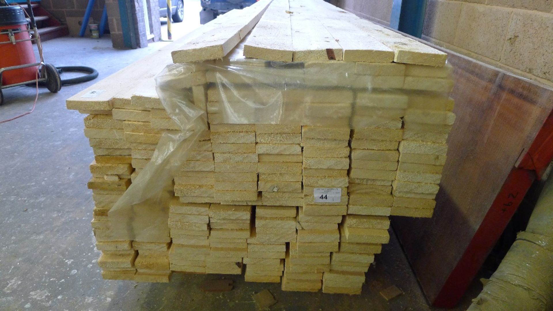 A large quantity of sawn soft wood lengths (over 140), each 100mm x 22mm x 3m - Image 3 of 4