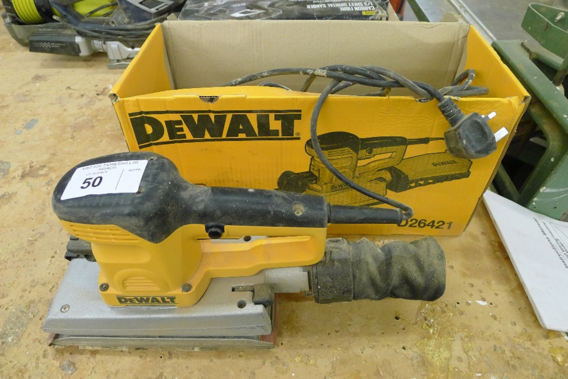 1 Dewalt D26421 sander, 240v