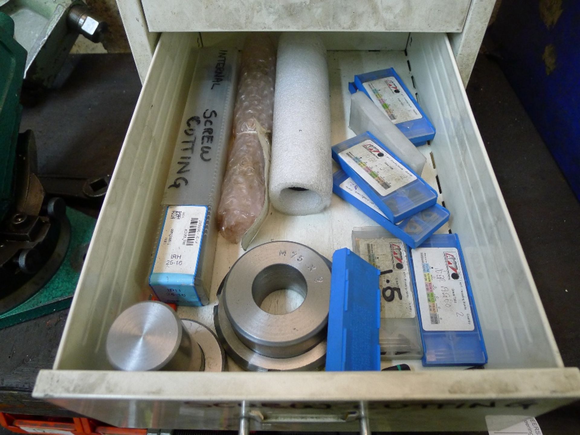 A 6 drawer metal cabinet containing 2 gas torches, a face grooving tool, 3 reusable milling - Image 5 of 5