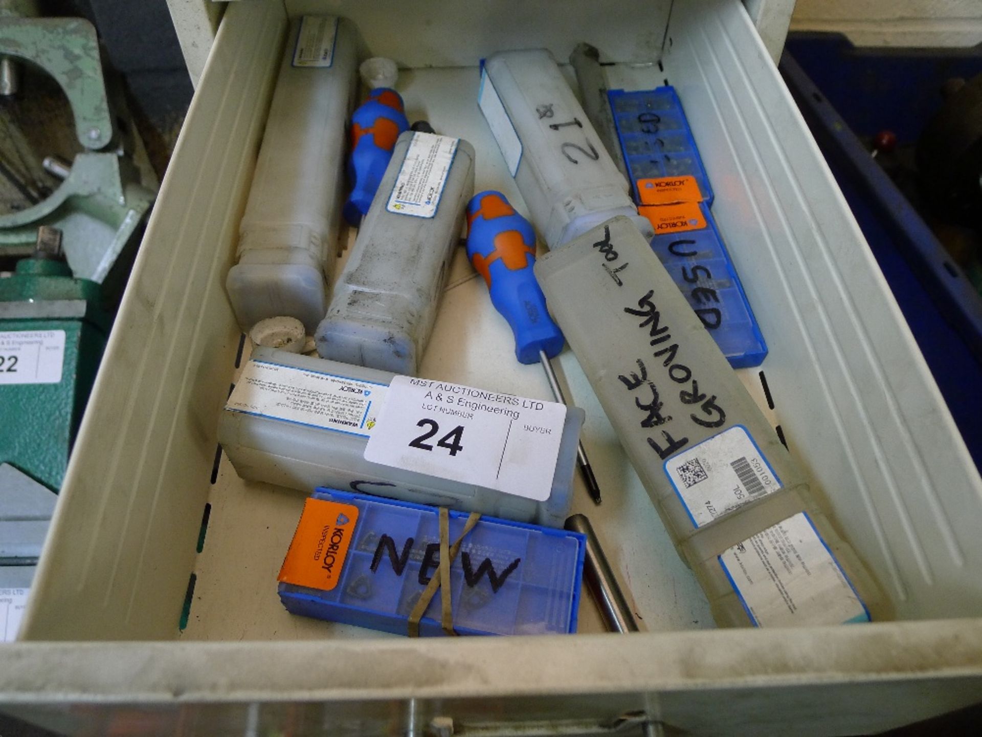 A 6 drawer metal cabinet containing 2 gas torches, a face grooving tool, 3 reusable milling - Image 3 of 5