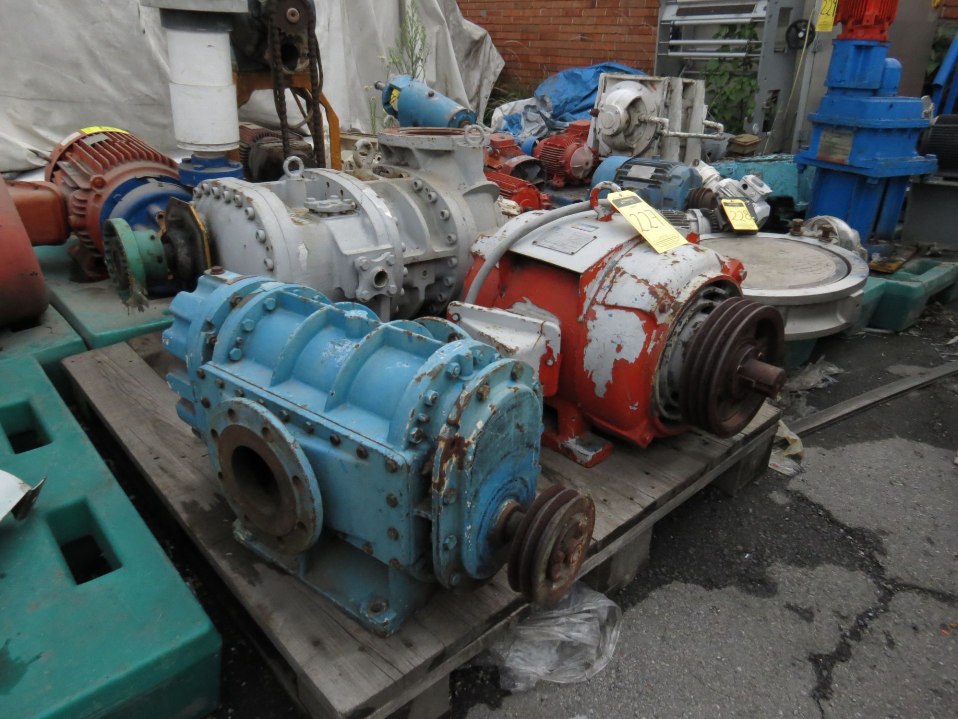 Electric Motor brand IEM, 40 HP, 220-440 V, Includes 2 Pumps - Image 3 of 8