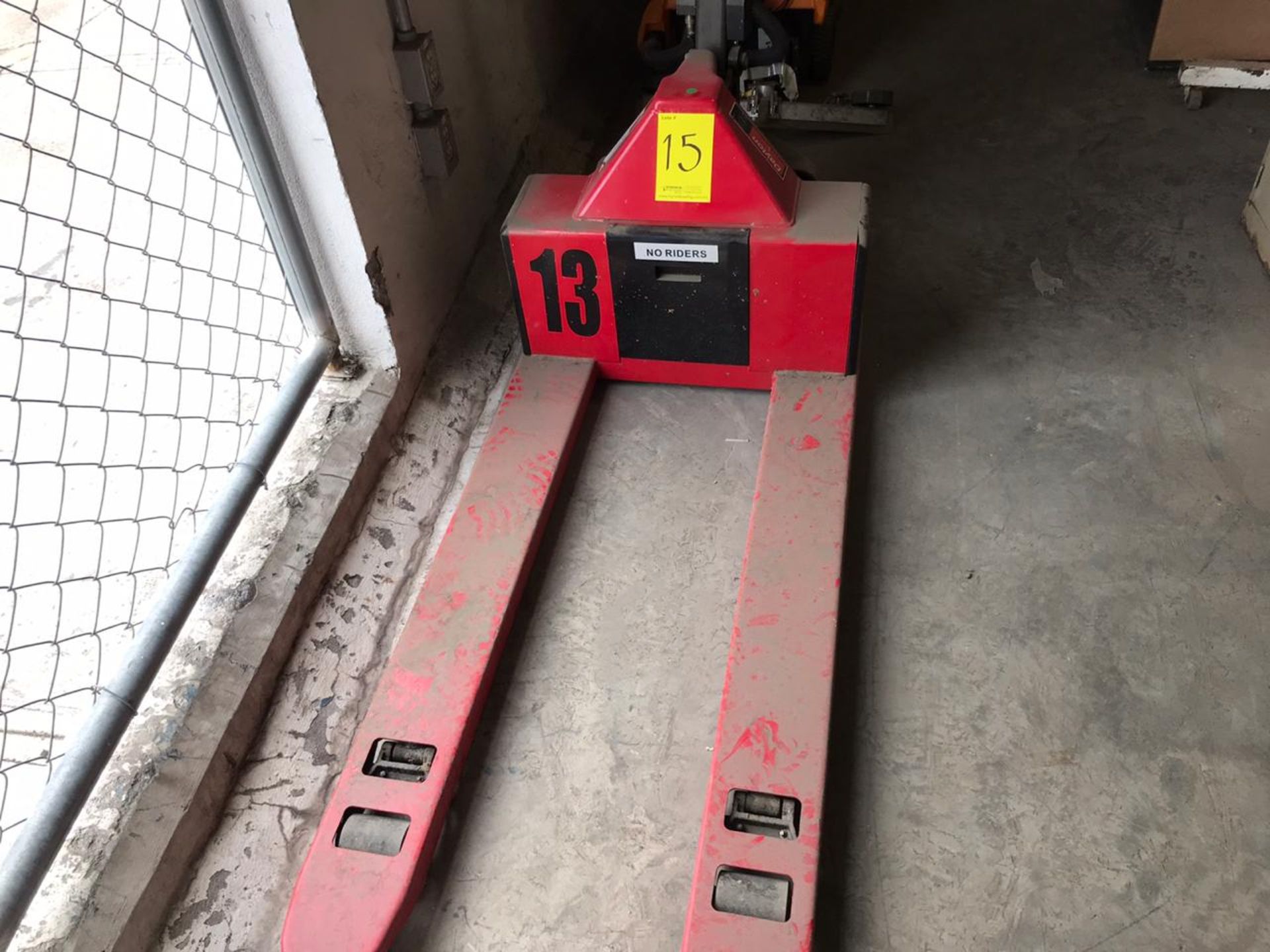 Dayton Electric Pallet Jack Model 2LB4 Capacity 2,200 lb / 1,000 kg - Image 3 of 11