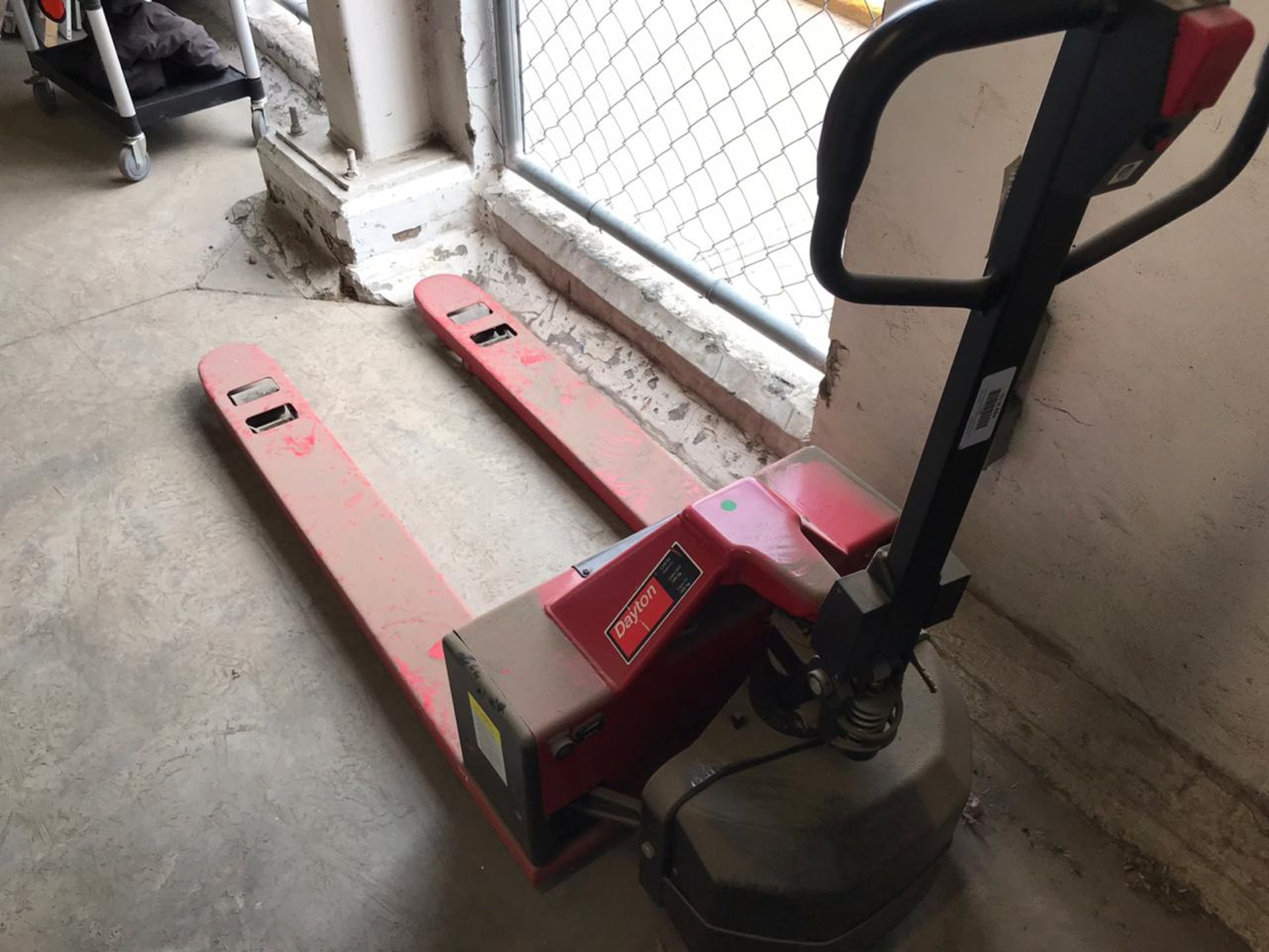 Dayton Electric Pallet Jack Model 2LB4 Capacity 2,200 lb / 1,000 kg - Image 6 of 11