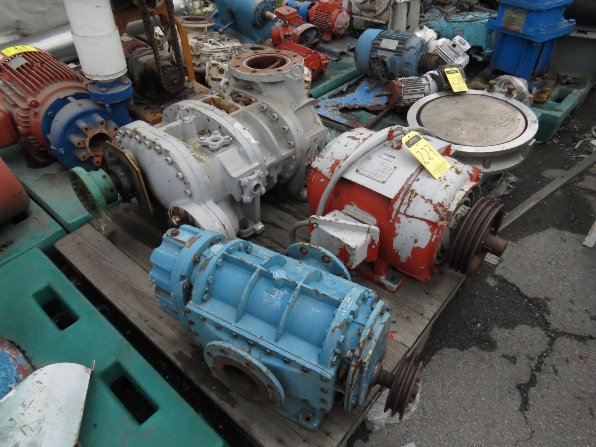 Electric Motor brand IEM, 40 HP, 220-440 V, Includes 2 Pumps - Image 2 of 8