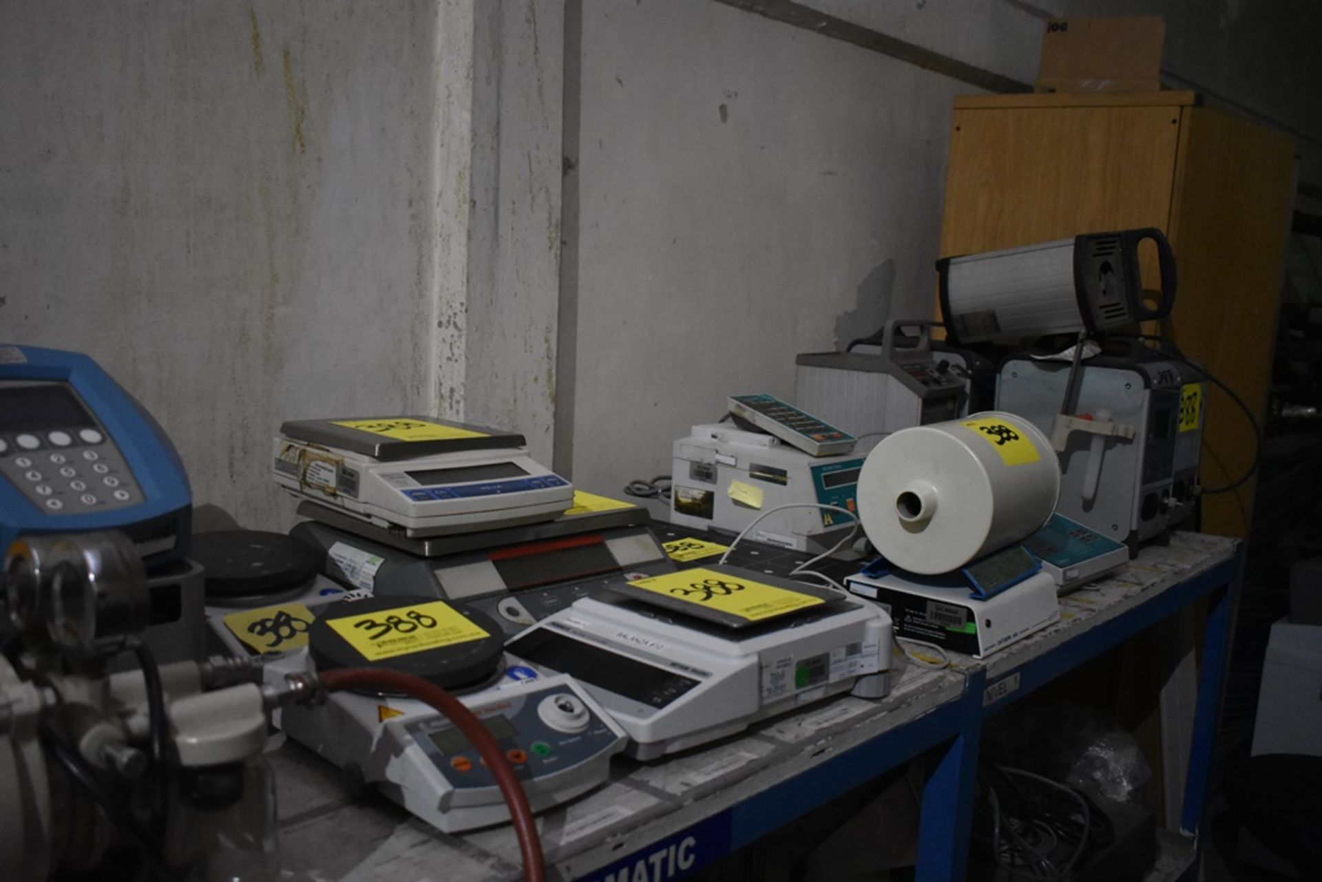 5 Oxygen analyzers and miscellaneous merchandise - Image 11 of 52