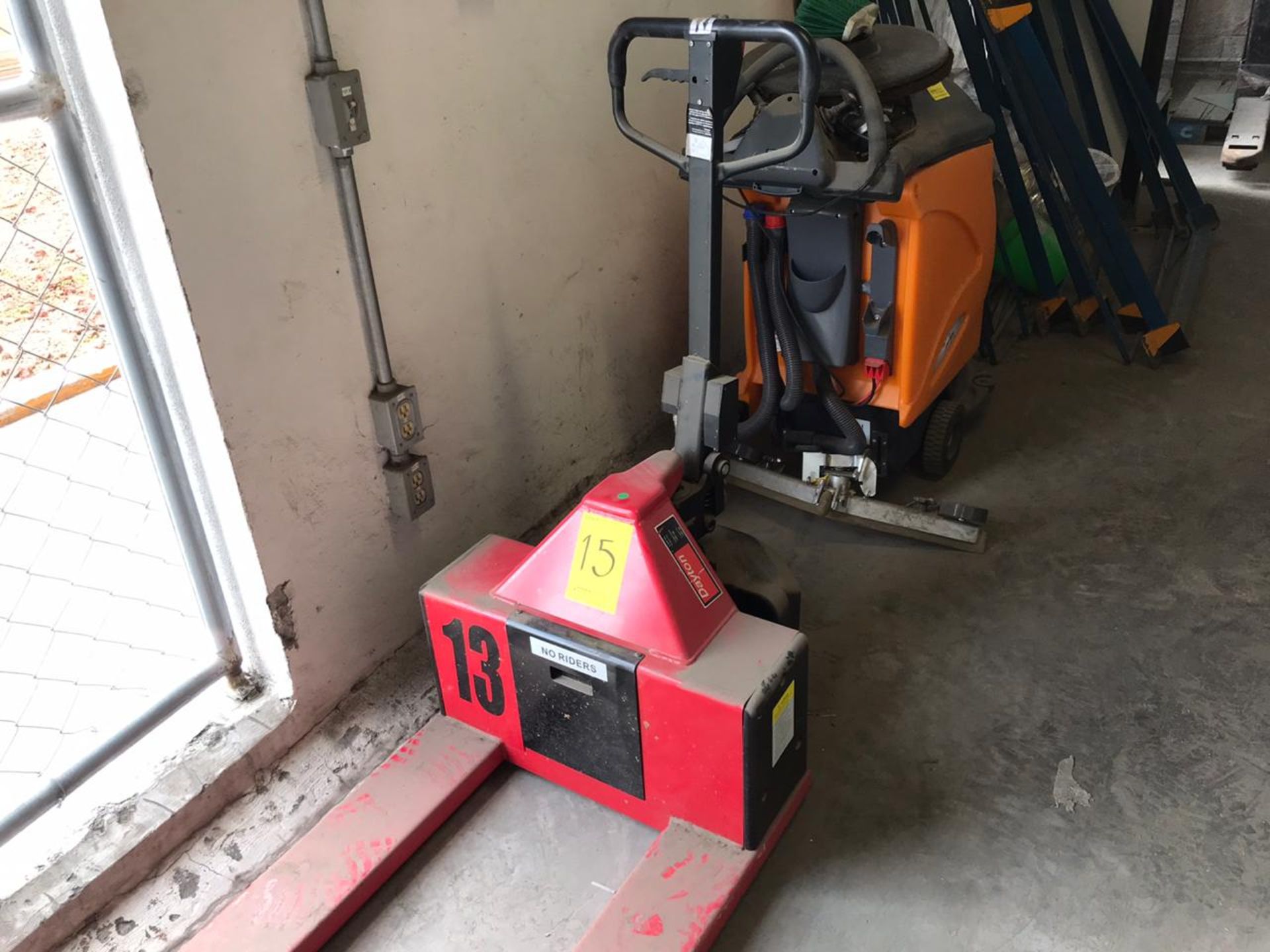 Dayton Electric Pallet Jack Model 2LB4 Capacity 2,200 lb / 1,000 kg - Image 2 of 11