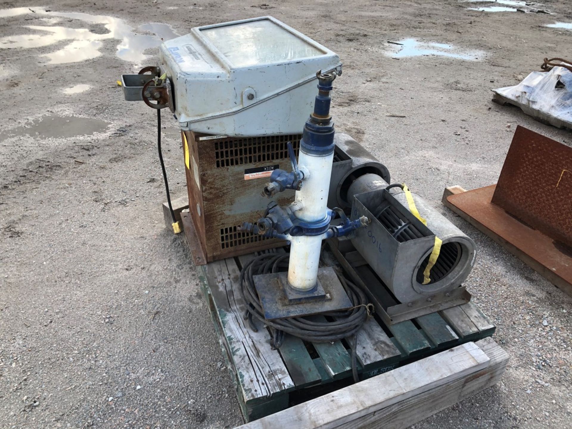 Pallet w/ GE Light, Step Down Transformer, Twin Air Mover Unit & Pneumatic Junction Fitting