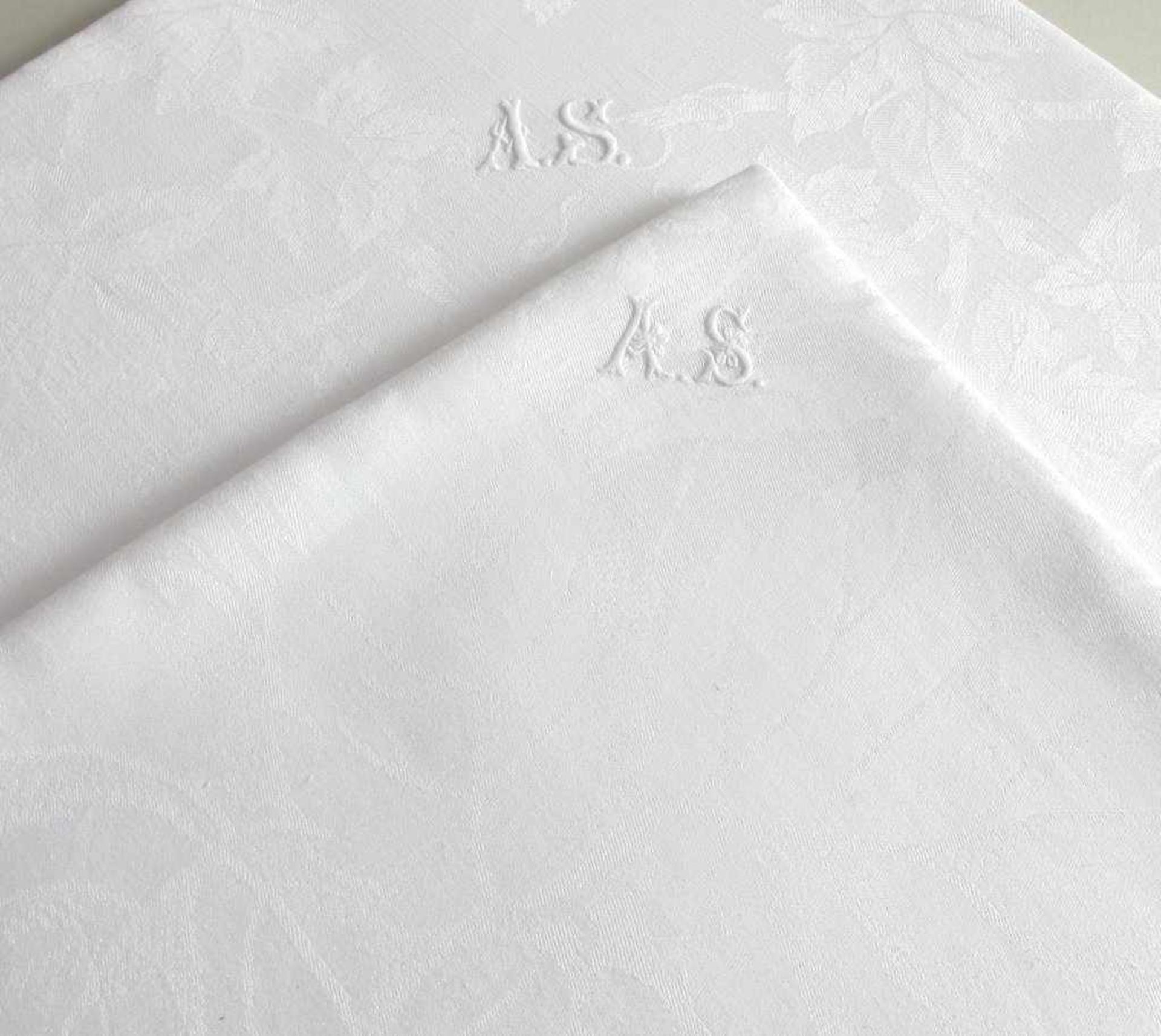 Zwei kleine quadratische Tischtücher mit Monogramm "AS".<
