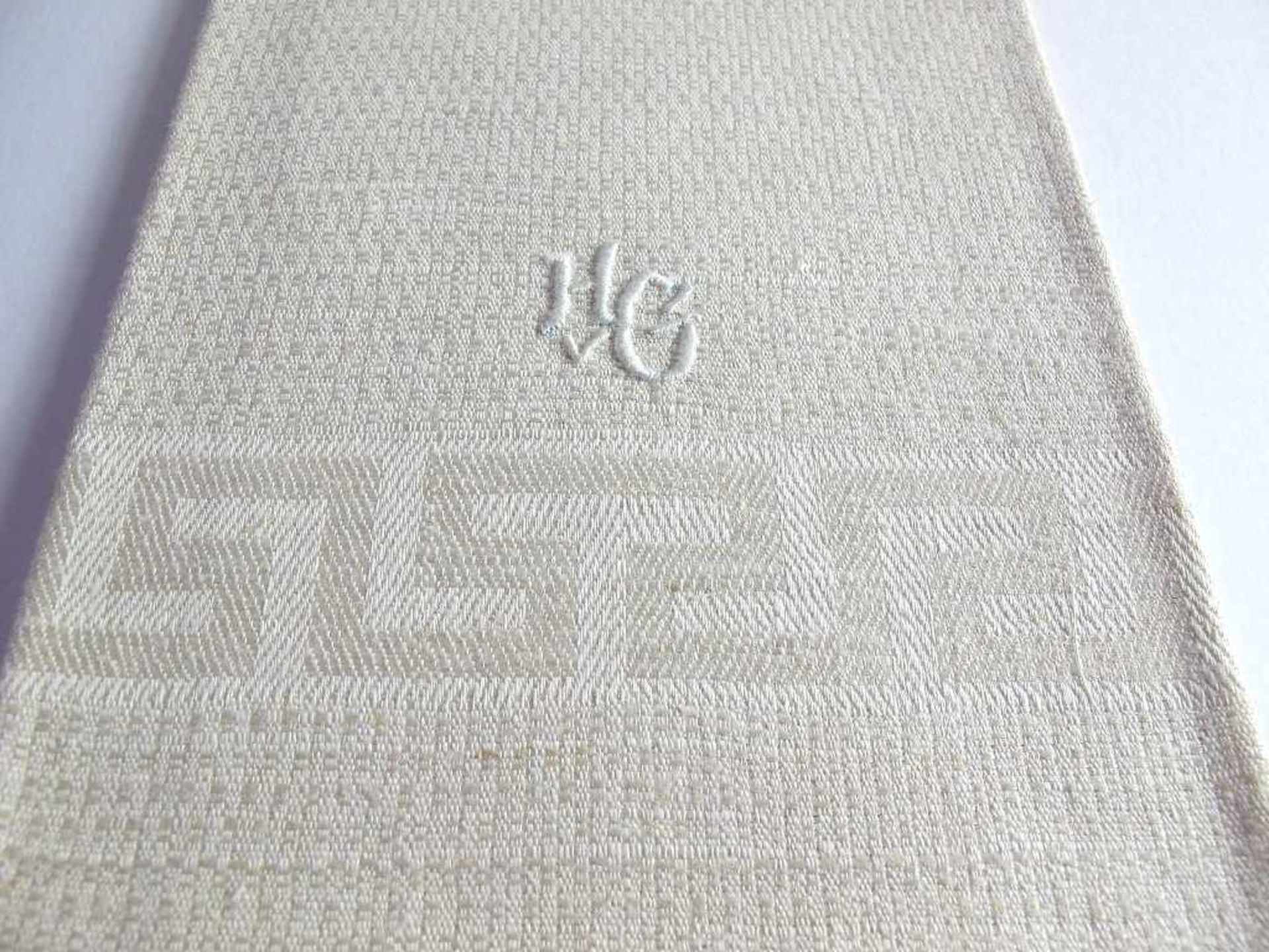 Zwölf Handtücher mit Monogramm "HvG".