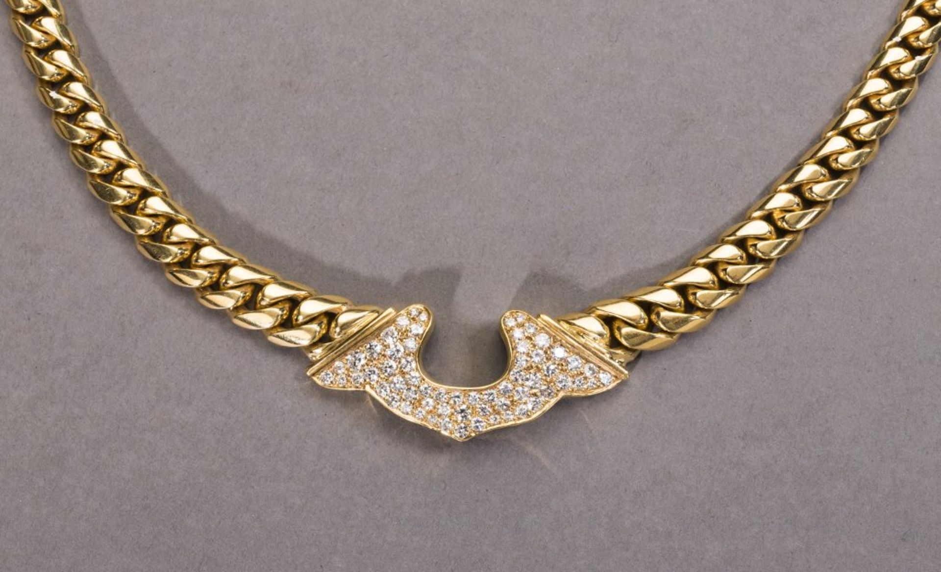 Schweres goldenes Collier mit Brillanten.