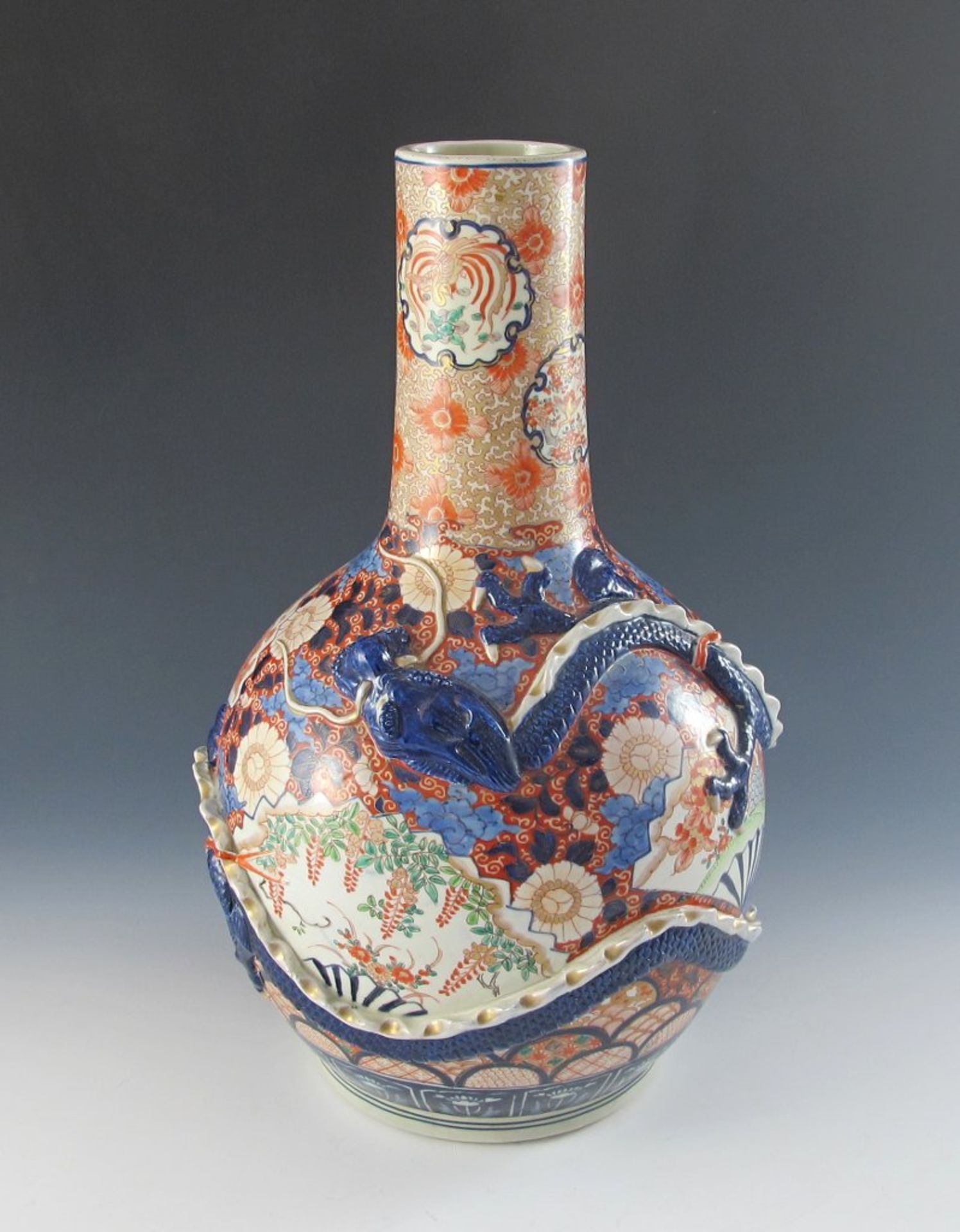 Große Imari-Vase.