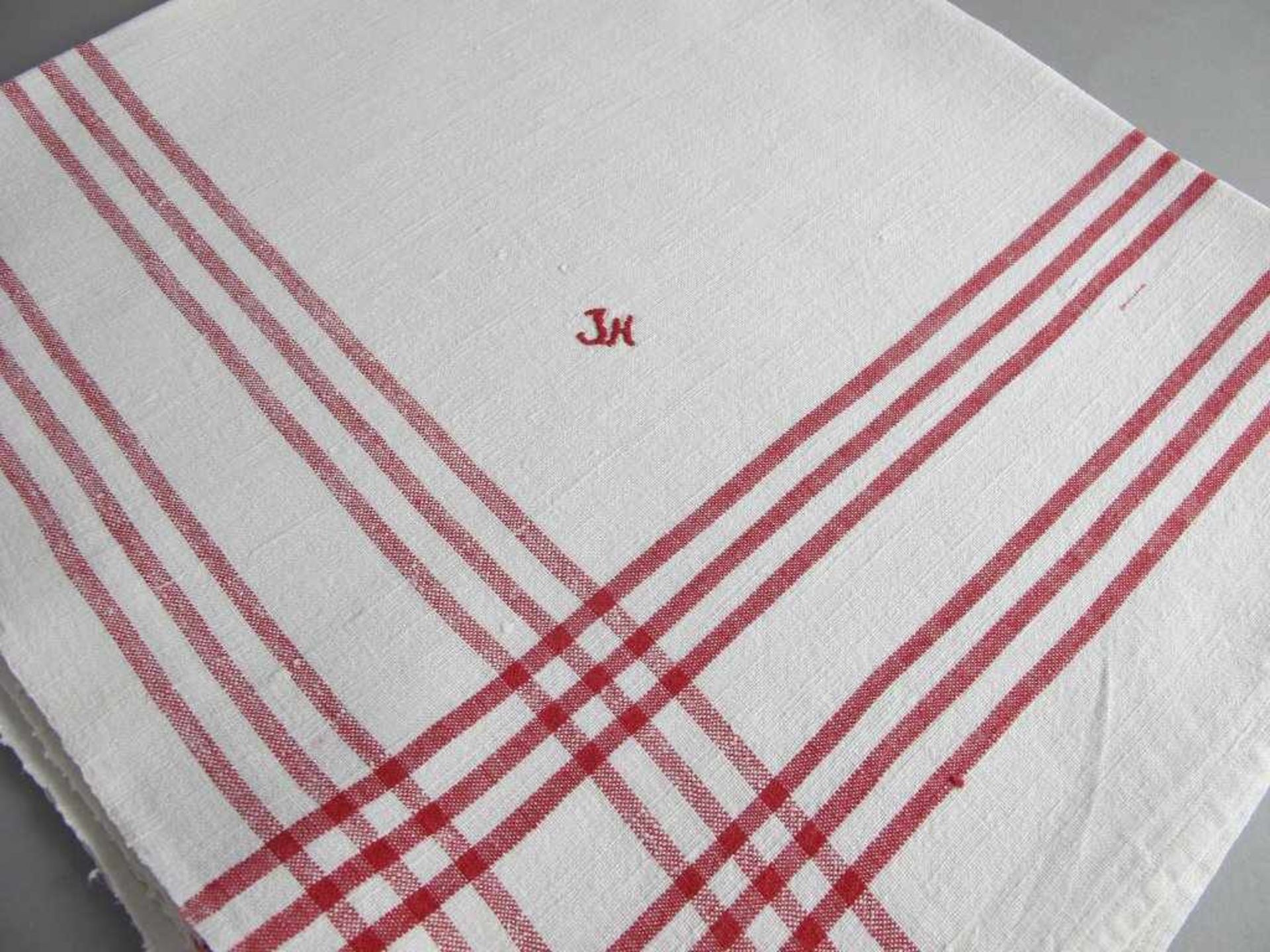 Fünf Geschirrhandtücher mit Monogramm "JH".