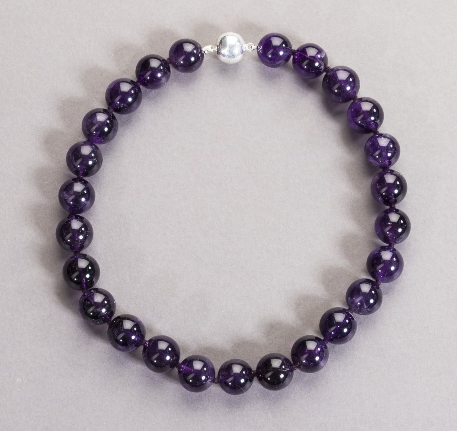 Amethyst-Kugelcollier.