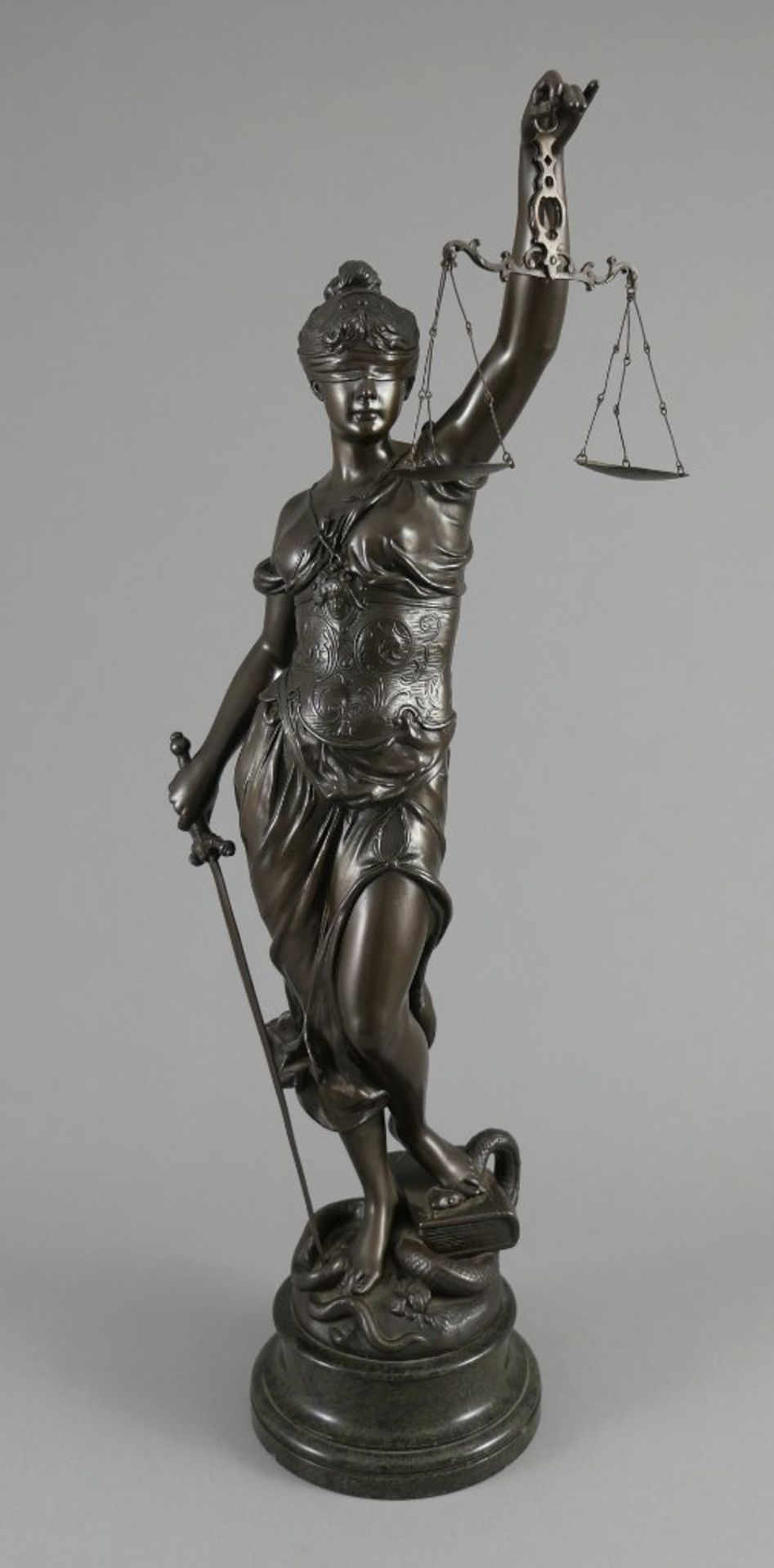 Justitia mit Schwert und Waage